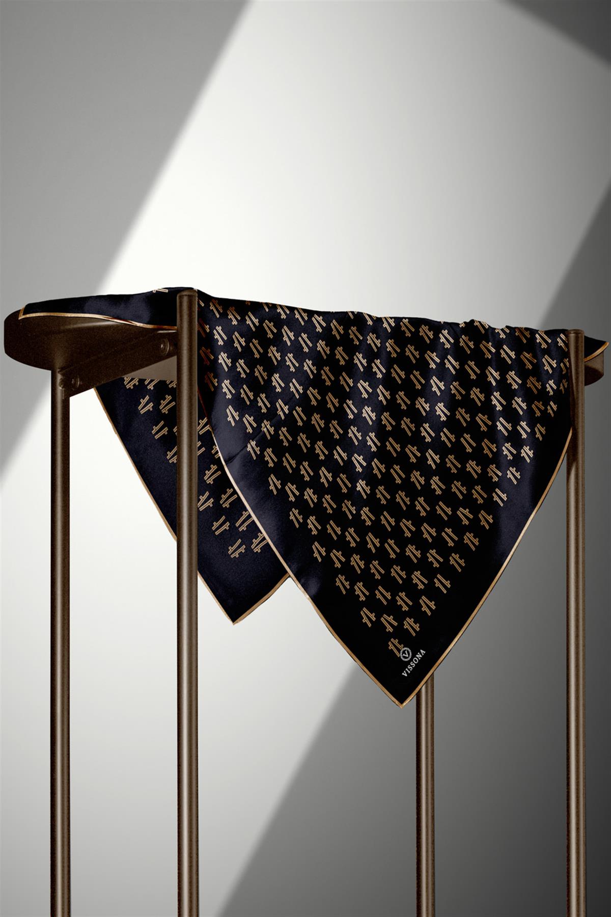 % 57 İPEK % 43 VİSKON Twill İpek Geometrik Desenli Siyah - Gold Renkli 90x90 Eşarp Dikim Şekli : El Dikişi