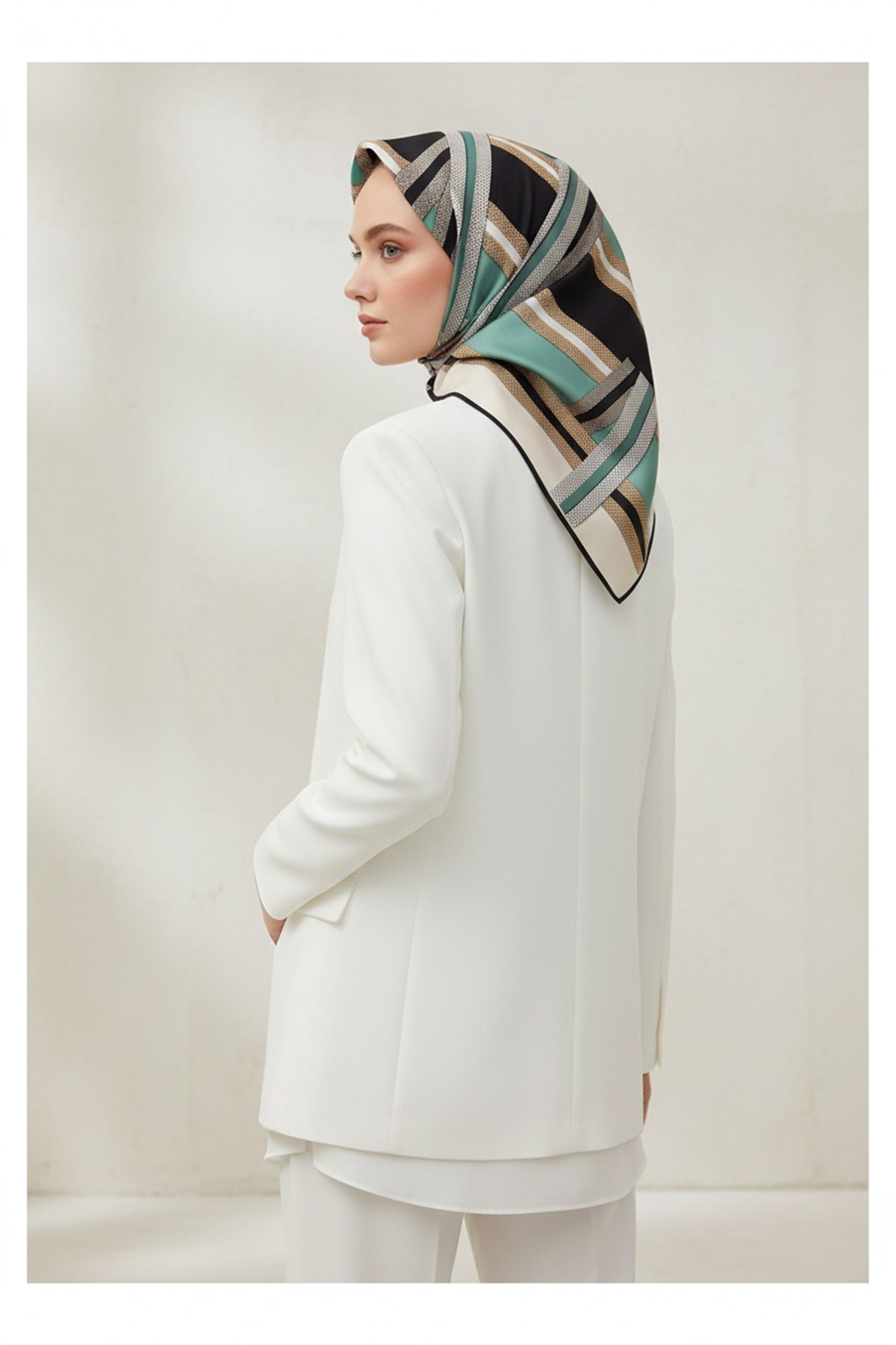 %100 Twill İpek Geometrik Desenli Siyah - Mint Yeşili Renkli 90x90 Eşarp Dikim Şekli : El Dikişi