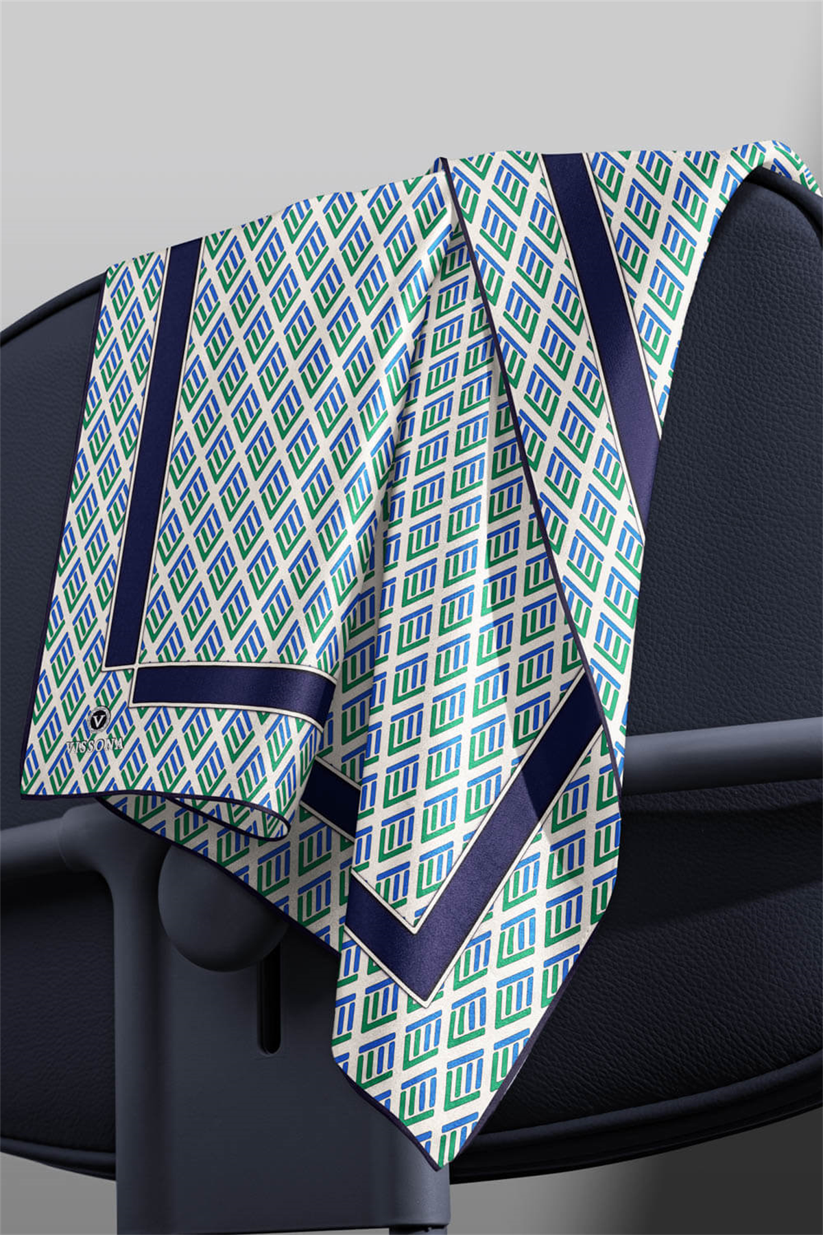 % 57 İPEK % 43 VİSKON Twill İpek Geometrik Desenli Saks - Zümrüt Yeşili Renkli 90x90 Eşarp Dikim Şekli : El Dikişi