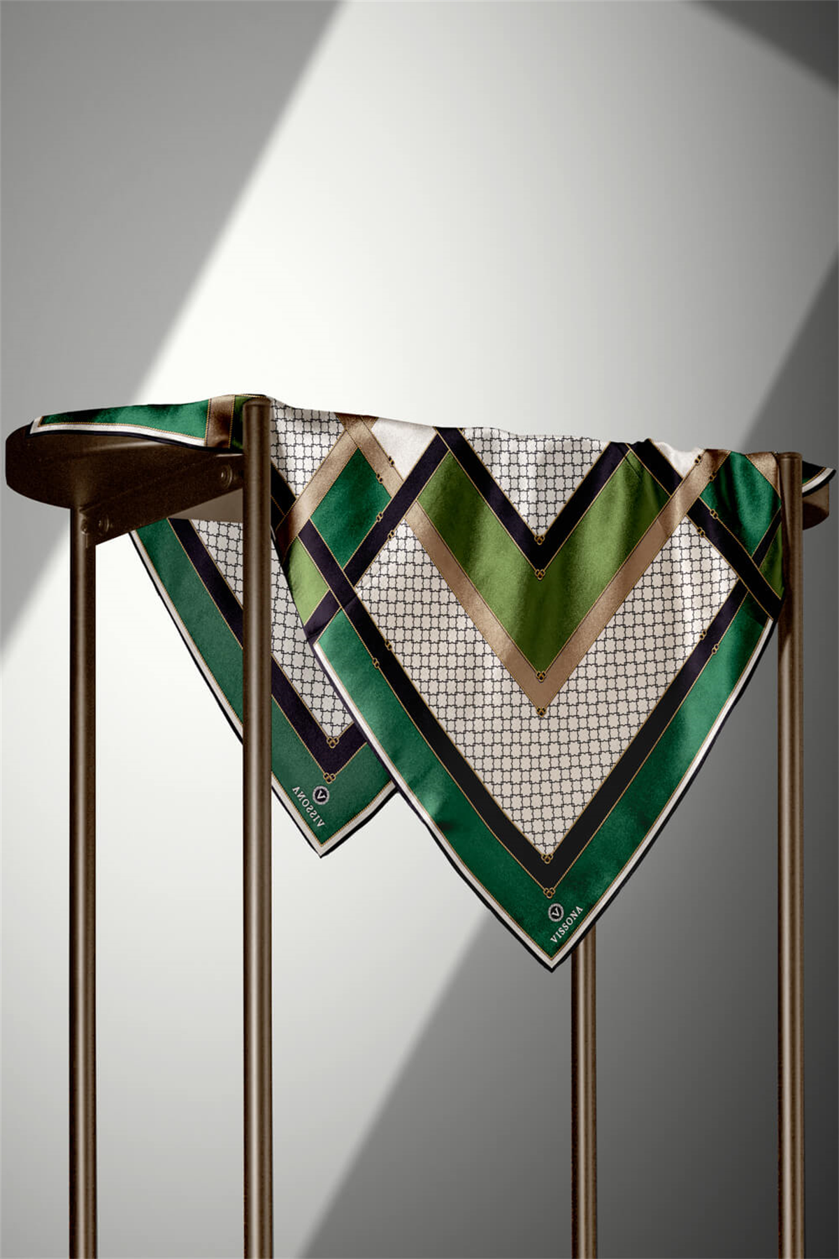 %100 Twill İpek Geometrik Desenli Zümrüt Yeşili - Siyah Renkli 90x90 Eşarp Dikim Şekli : El Dikişi