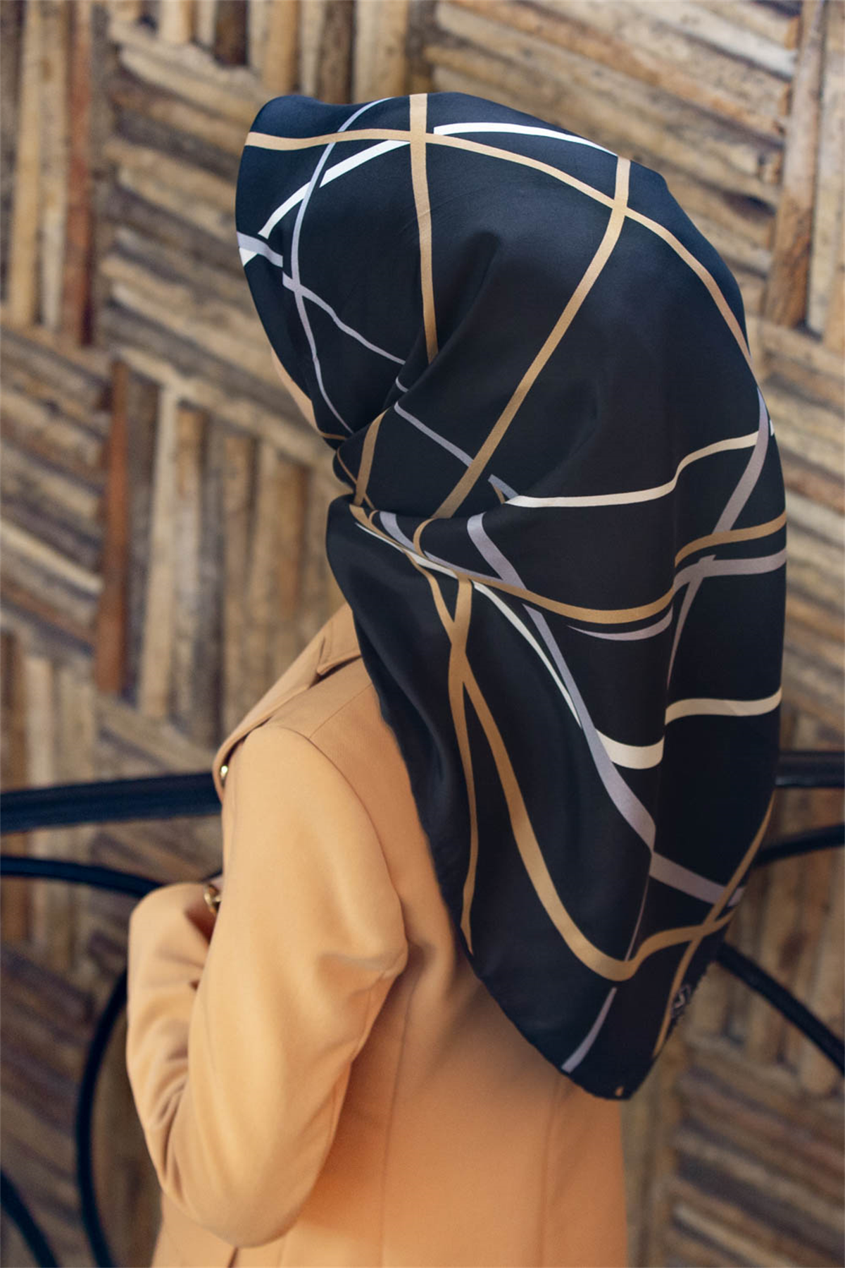 %57 İPEK %43 VİSKON Twill İpek Çizgili Desenli Siyah - Gold Renkli 90x90 Eşarp Dikim Şekli : El Dikişi