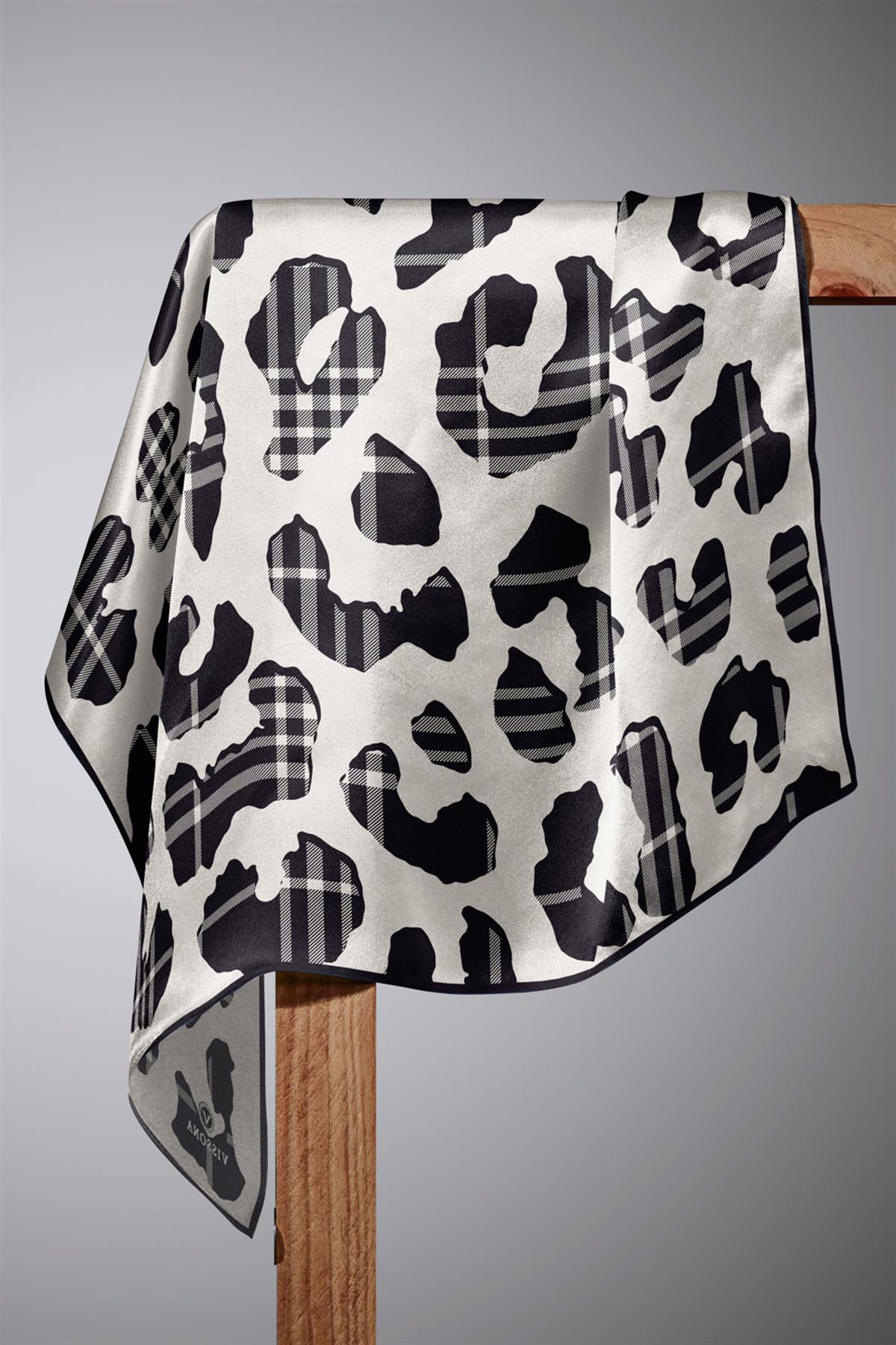 %100 Twill İpek Leopar Desenli Krem - Siyah Renkli 90x90 Eşarp Dikim Şekli : El Dikişi