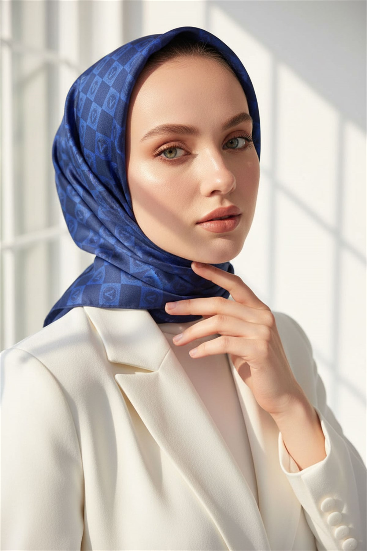 %100 Twill İpek Monogram Desenli Saks Renkli 90x90 Eşarp Dikim Şekli : El Dikişi