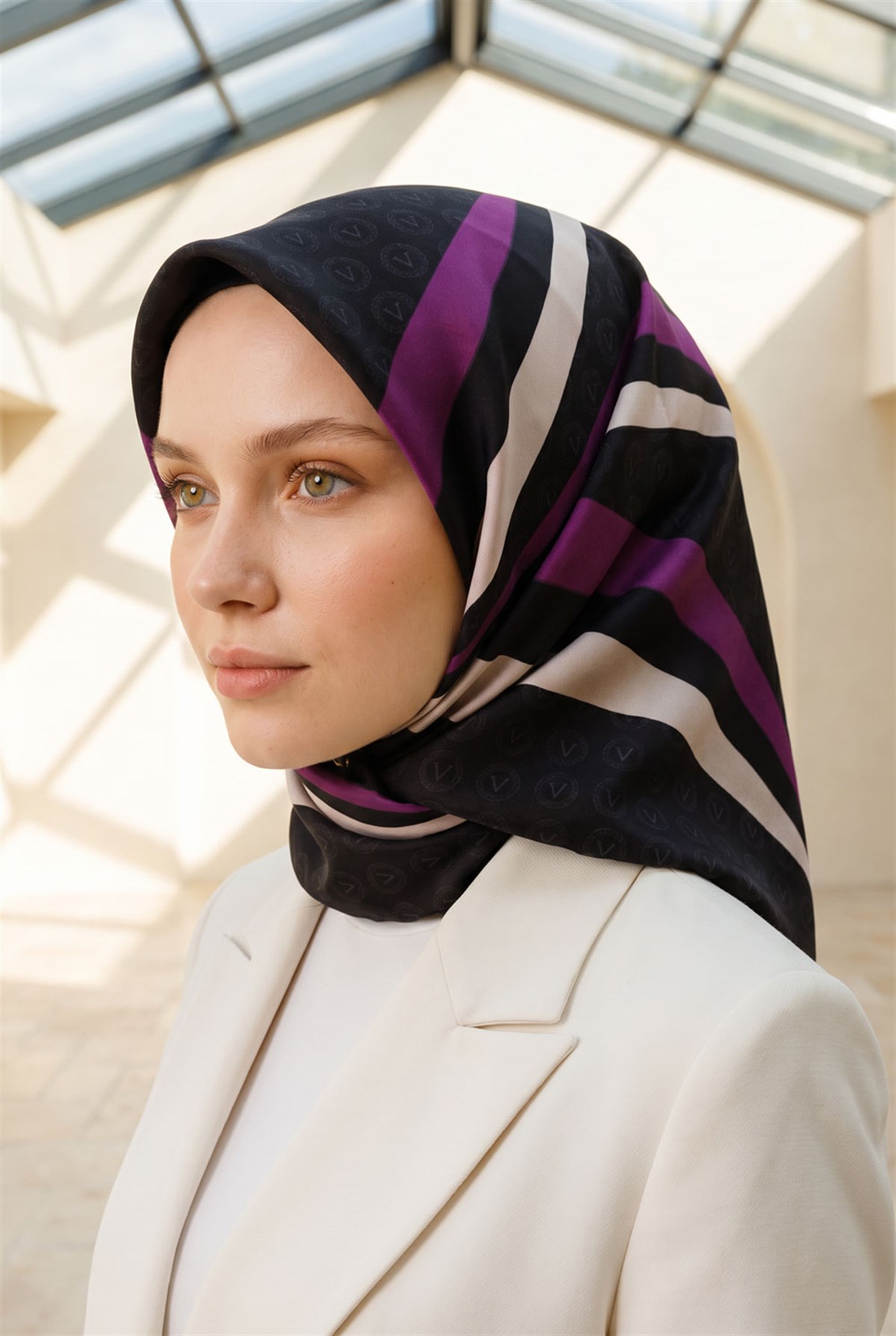 %100 Twill İpek Monogram Ve Geometrik Desenli Siyah - Mürdüm Renkli 90x90 Eşarp Dikim Şekli : El Dikişi