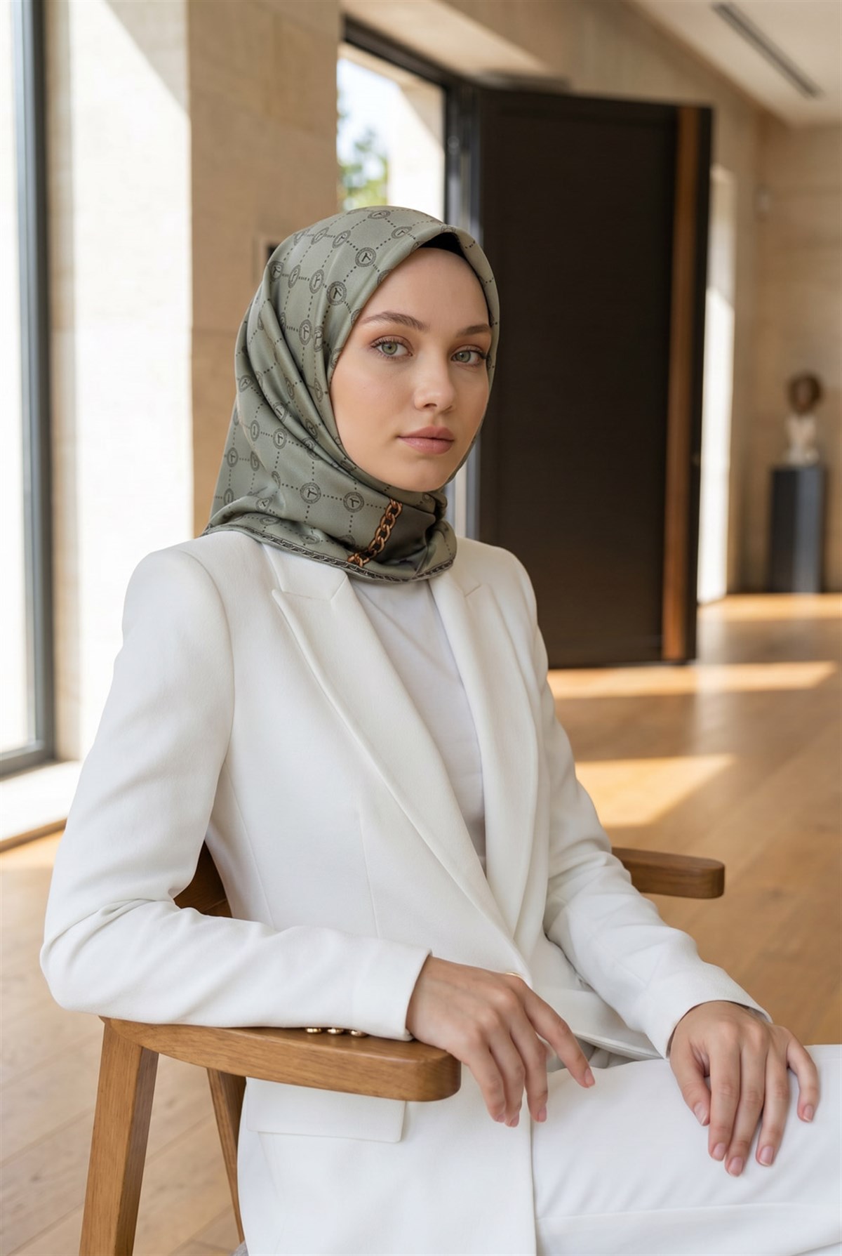 %100 Twill İpek Zincirli Ve Monogram Desenli Çağla Renkli 90x90 Eşarp Dikim Şekli : El Dikişi
