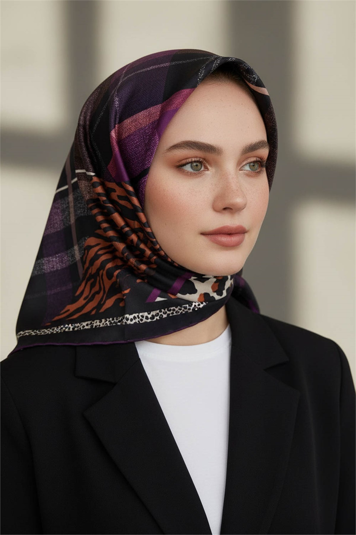 %100 Twill İpek Ekoseli Ve Leopar Desenli Mürdüm - Taba Renkli 90x90 Eşarp Dikim Şekli : El Dikişi
