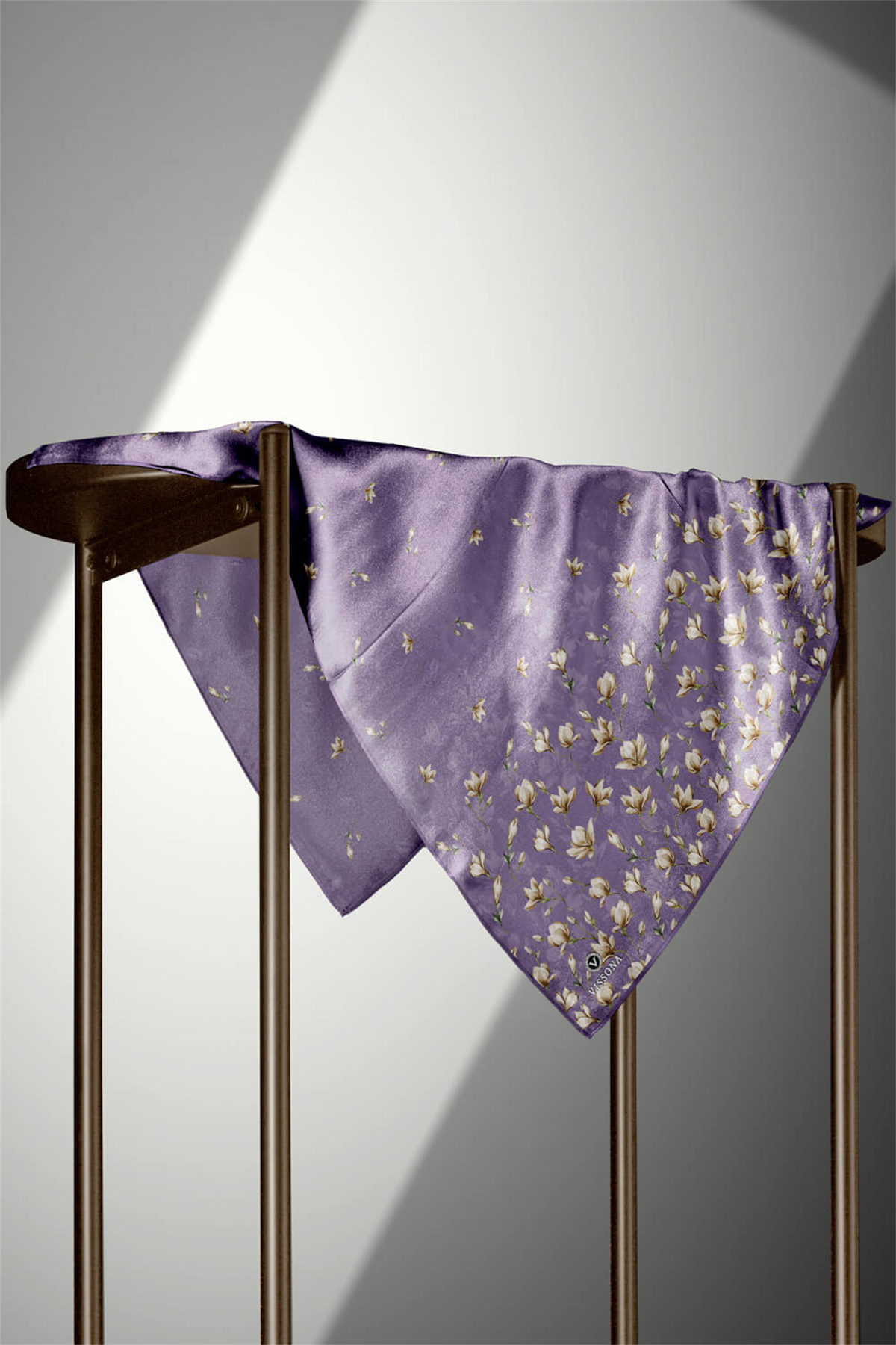 % 57 İPEK % 43 VİSKON Twill İpek Çiçek Desenli Lila Renkli 90x90 Eşarp Dikim Şekli : El Dikişi