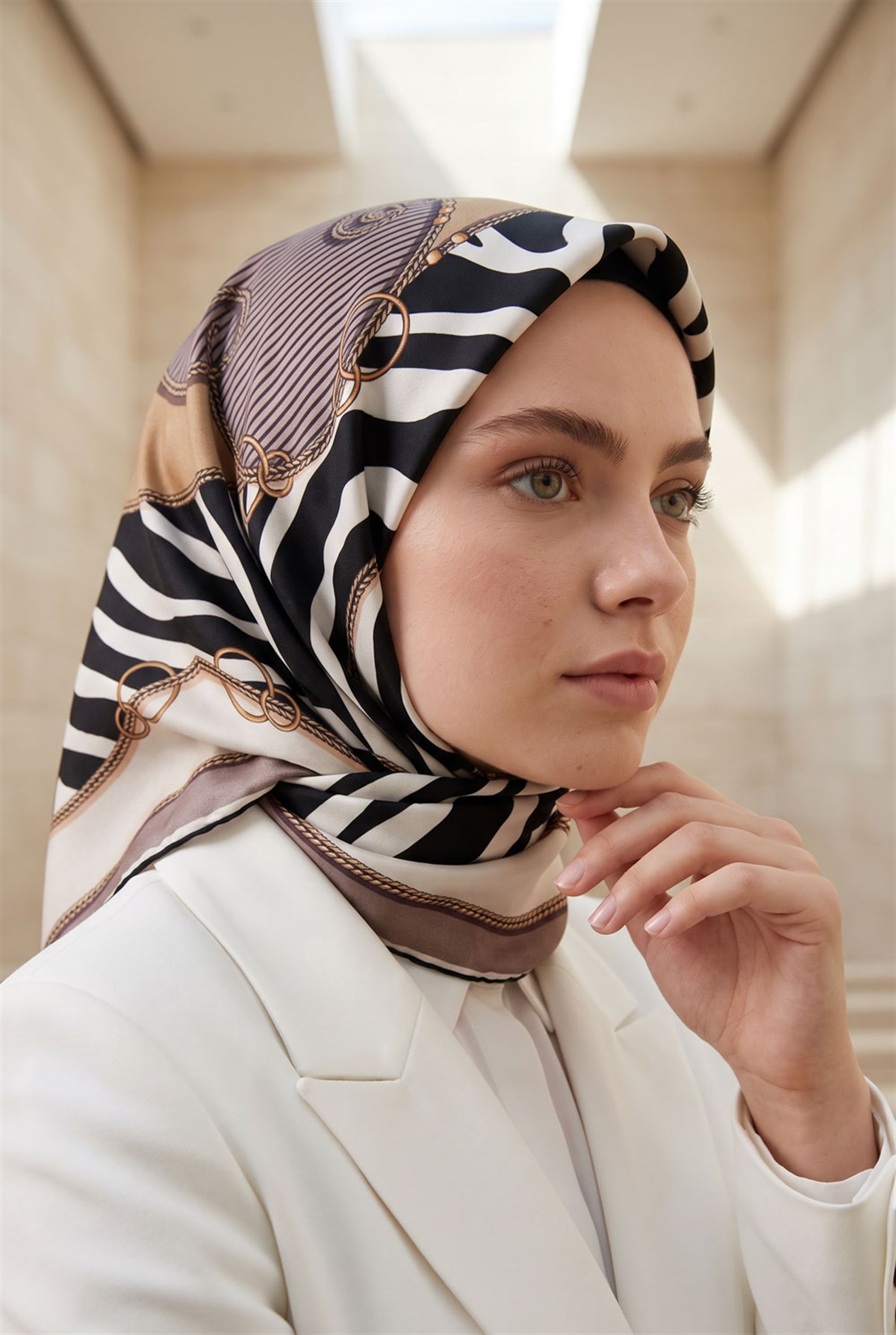 %100 Twill İpek Zincirli Ve Zebra Desenli Pudra - Bej Renkli 90x90 Eşarp Dikim Şekli : El Dikişi
