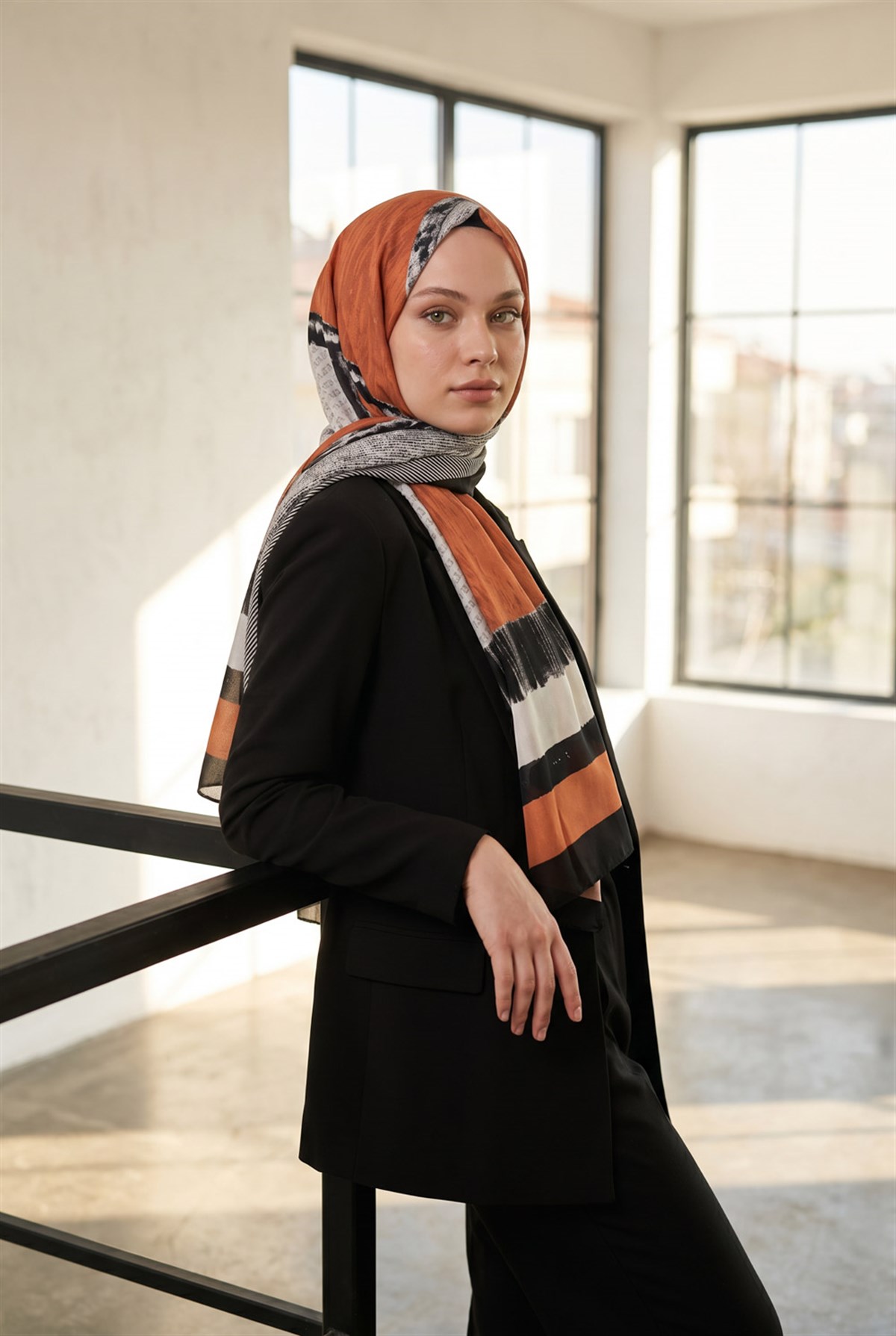 %100 Saf İpek Şal İnce Saten Vual Dokuma Patchwork Desenli Siyah - Taba Renkli 90x210 Şal