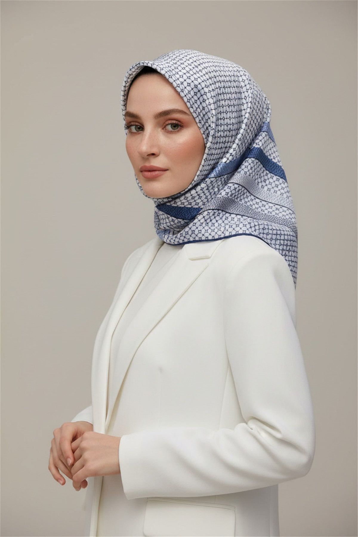 %100 Twill İpek Bantlı Monogram Desenli İndigo - Gri Renkli 90x90 Eşarp Dikim Şekli : El Dikişi