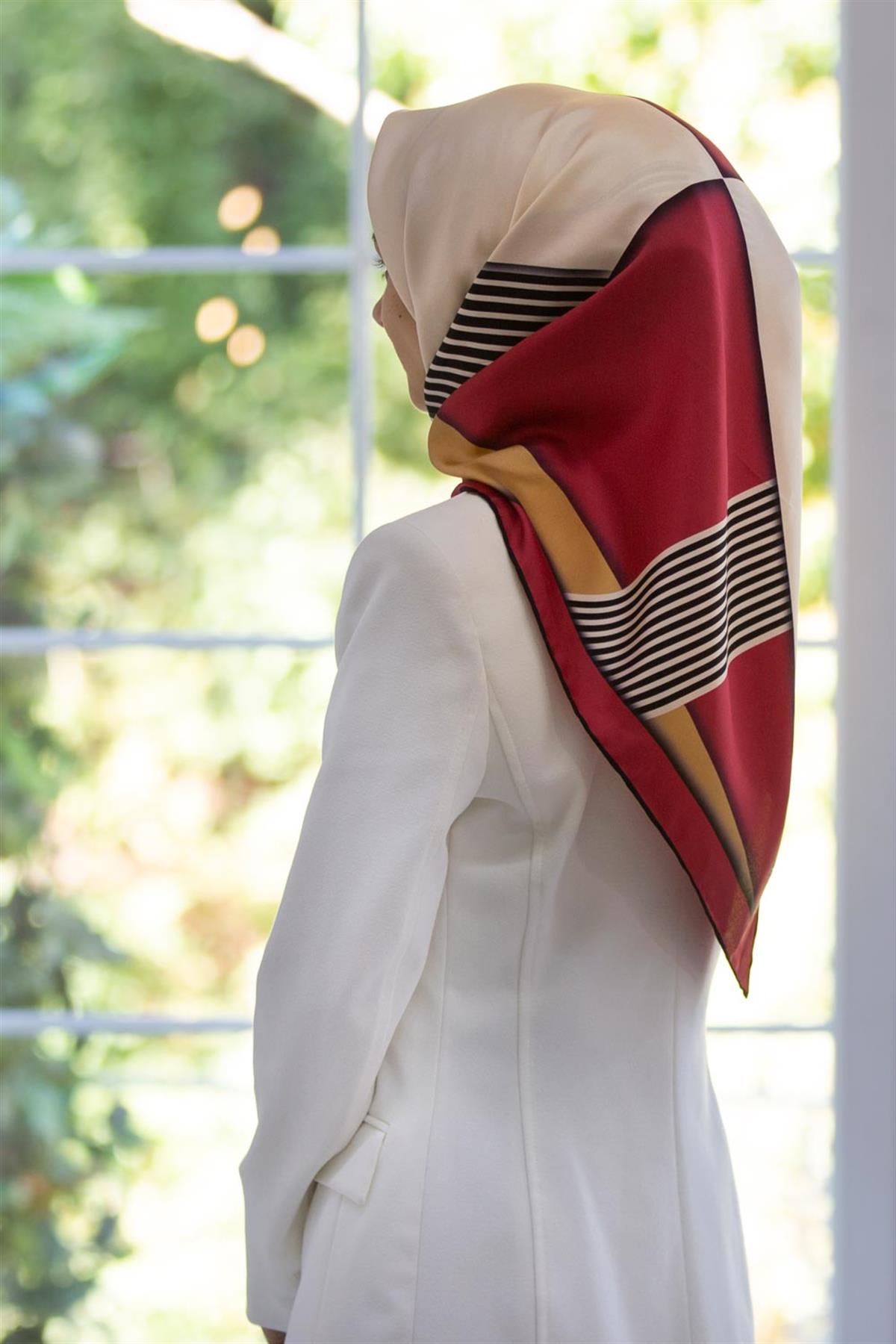 %100 Twill İpek Çizgili ve Geometrik Desenli Bordo - Vizon Renkli 90x90 Eşarp Dikim Şekli : El Dikişi