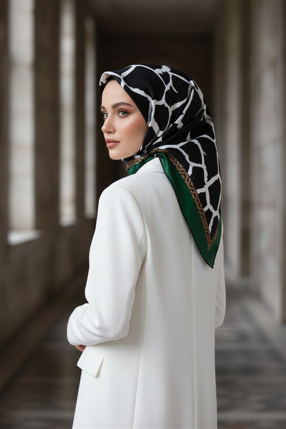 %100 Twill Taş Desenli Siyah - Zümrüt Yeşilli Renkli 90x90 Eşarp Dikim Şekli: El Dikişi
