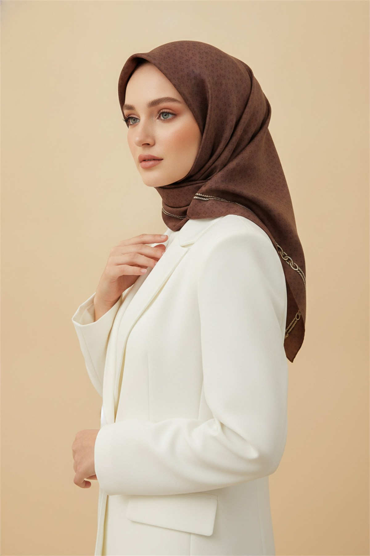%100 Twill İpek Zincir Desenli Kahverengi Renkli 90x90 Eşarp Dikim Şekli : El Dikişi