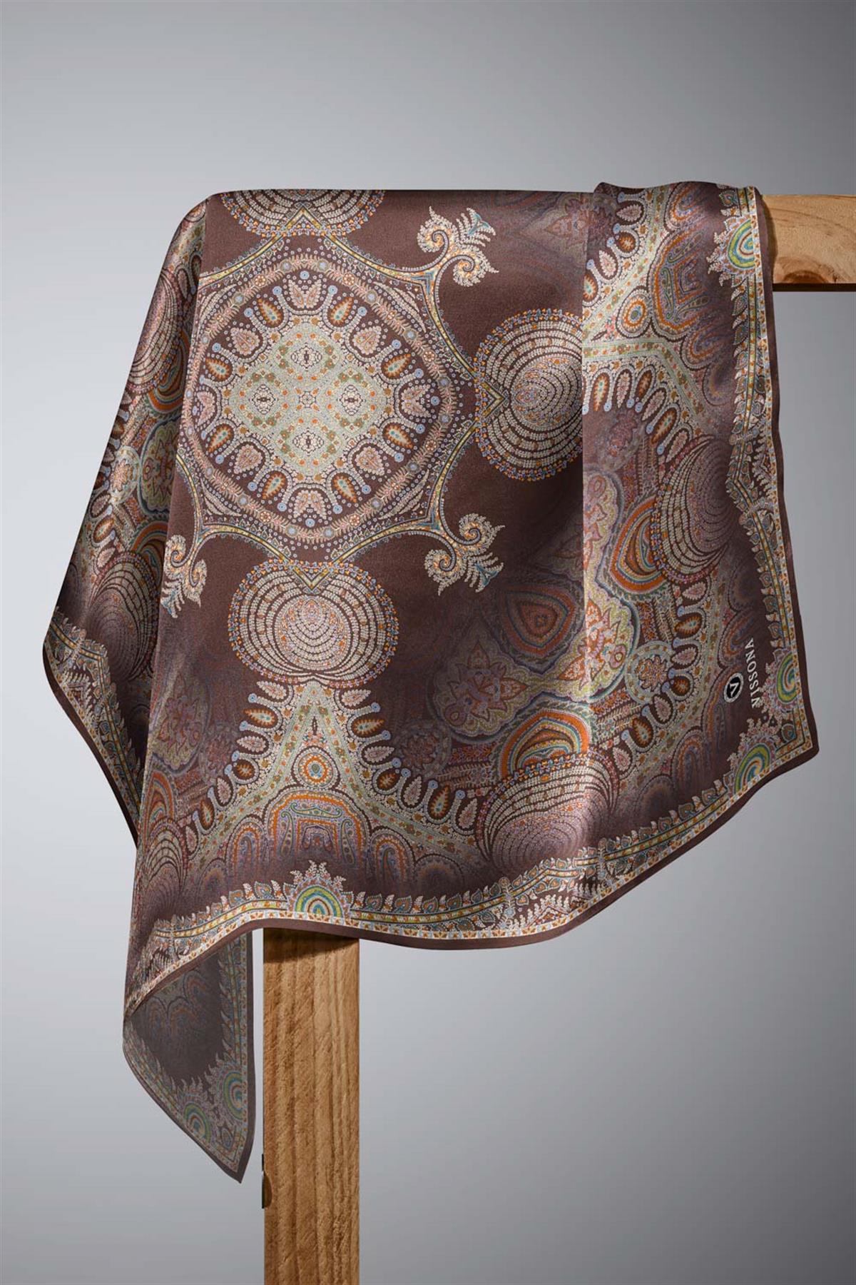 %100 Twill İpek Şal Desenli Kahverengi Renkli 90x90 Eşarp Dikim Şekli : El Dikişi