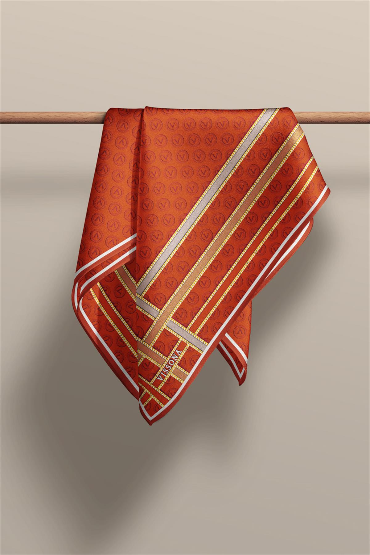 %100 Twill İpek Monogram Desenli Taba - Bej Renkli 90x90 Eşarp Dikim Şekli : El Dikişi