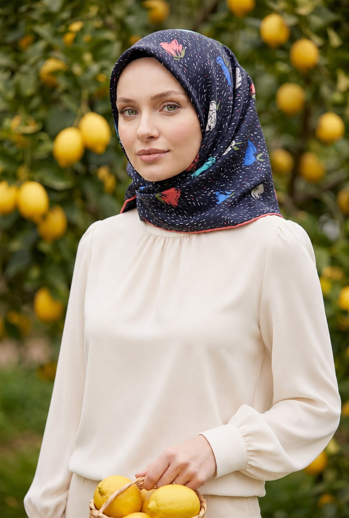 %100 Twill İpek Çıtır Çiçek Desenli Lacivert - Saks Renkli 90x90 Eşarp Dikim Şekli : El Dikişi