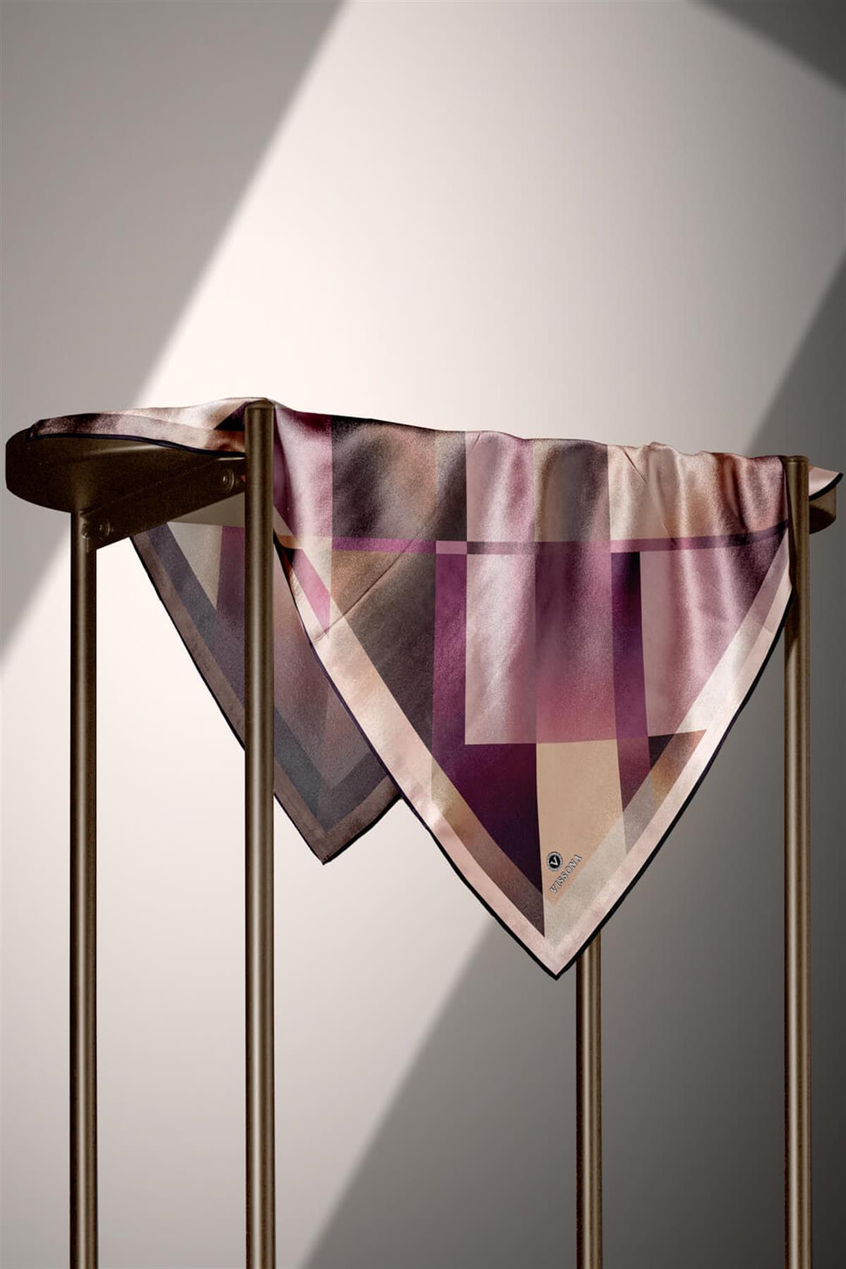 %100 Twill İpek Geometrik Desenli Bej - Gül Kurusu Renkli 90x90 Eşarp Dikim Şekli : El Dikişi