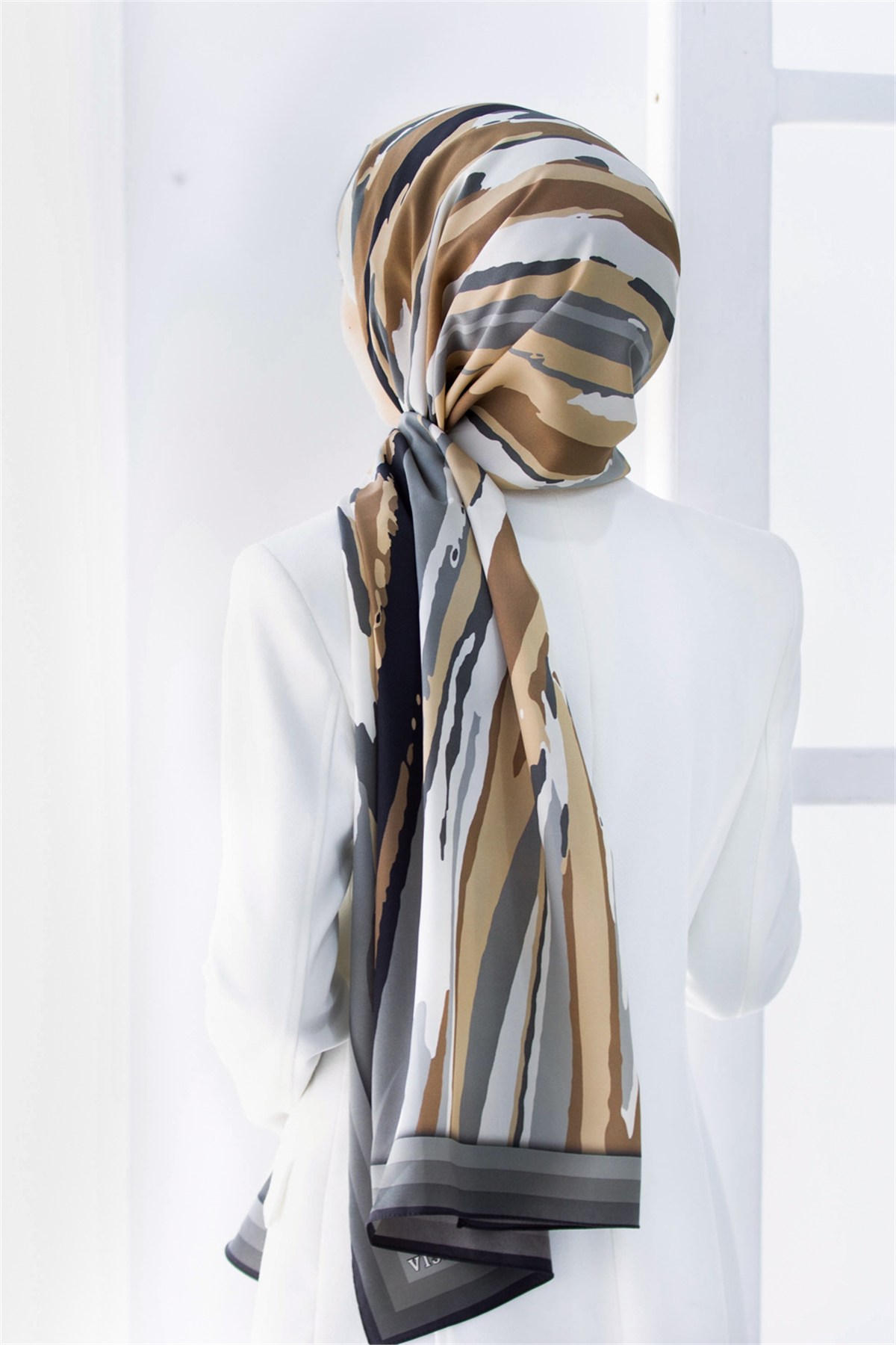 KREP GEOMETRİK DESENLİ FÜME RENKLİ 75X195 KIRIŞMAZ ŞAL