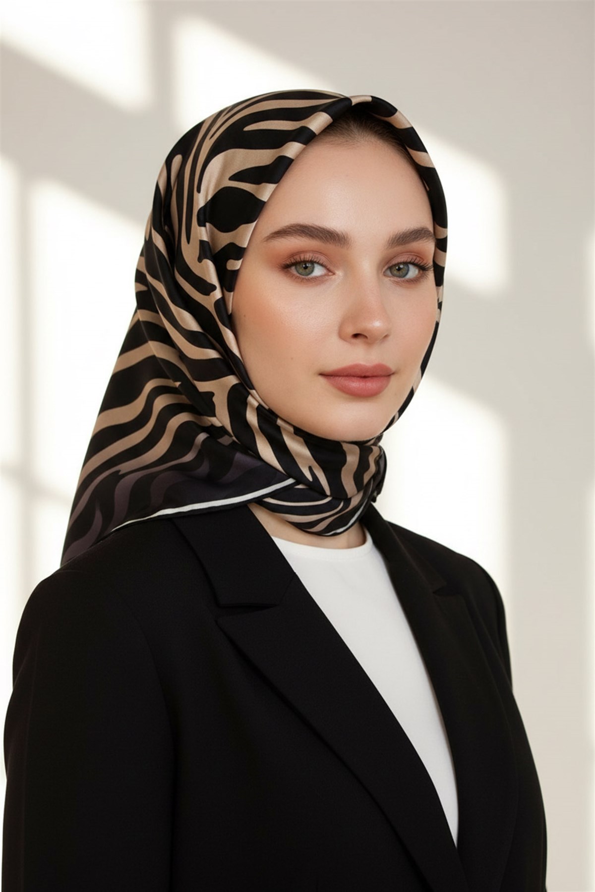 %100 Twill İpek Zebra Desenli Bej - Siyah Renkli 90x90 Eşarp Dikim Şekli : El Dikişi