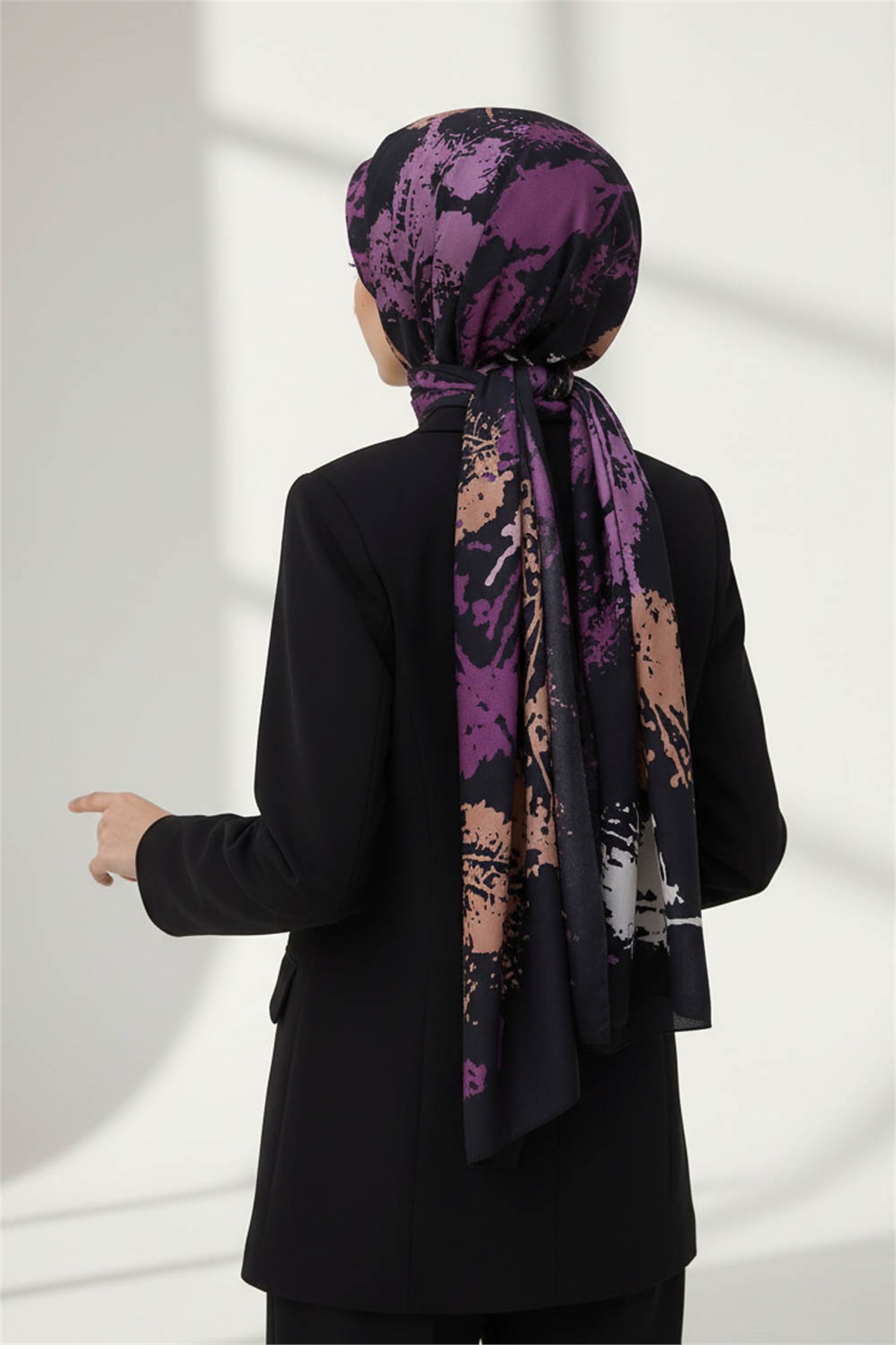 KREP SONBAHAR YAPRAKLARI DESENLİ MÜRDÜM RENKLİ 75X195 KIRIŞMAZ ŞAL