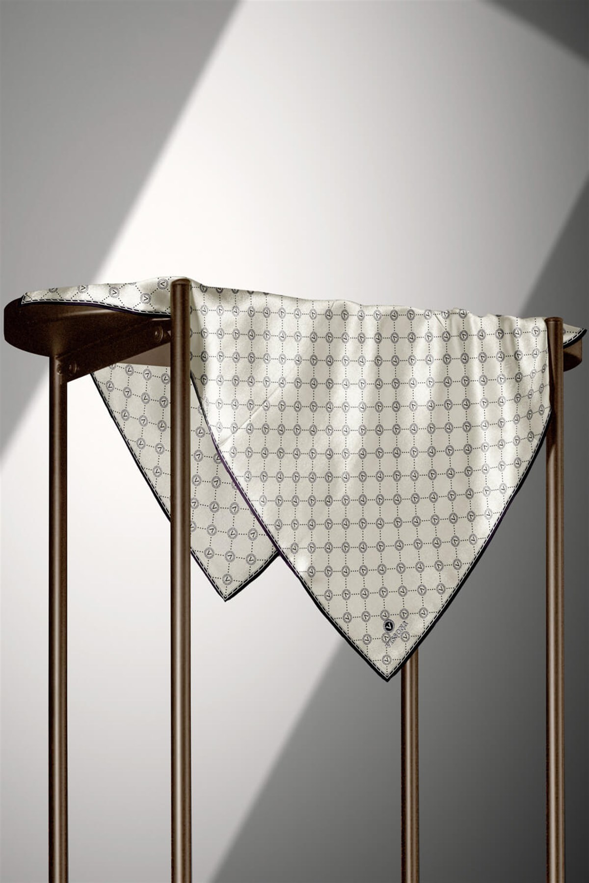 %100 Twill İpek Monogram Desenli Krem - Siyah Renkli 90x90 Eşarp Dikim Şekli : El Dikişi