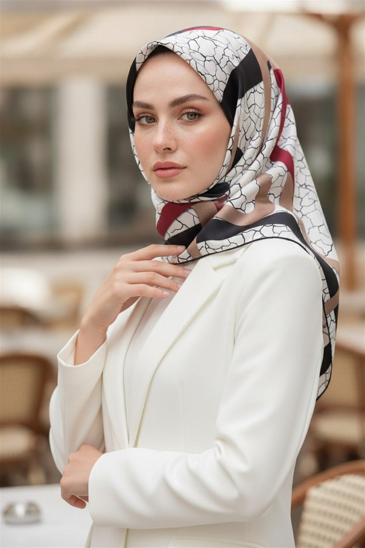 %100 Twill İpek Geometrik Ve Çatlak Desenli Bordo - Siyah Renkli 90x90 Eşarp Dikim Şekli : El Dikişi