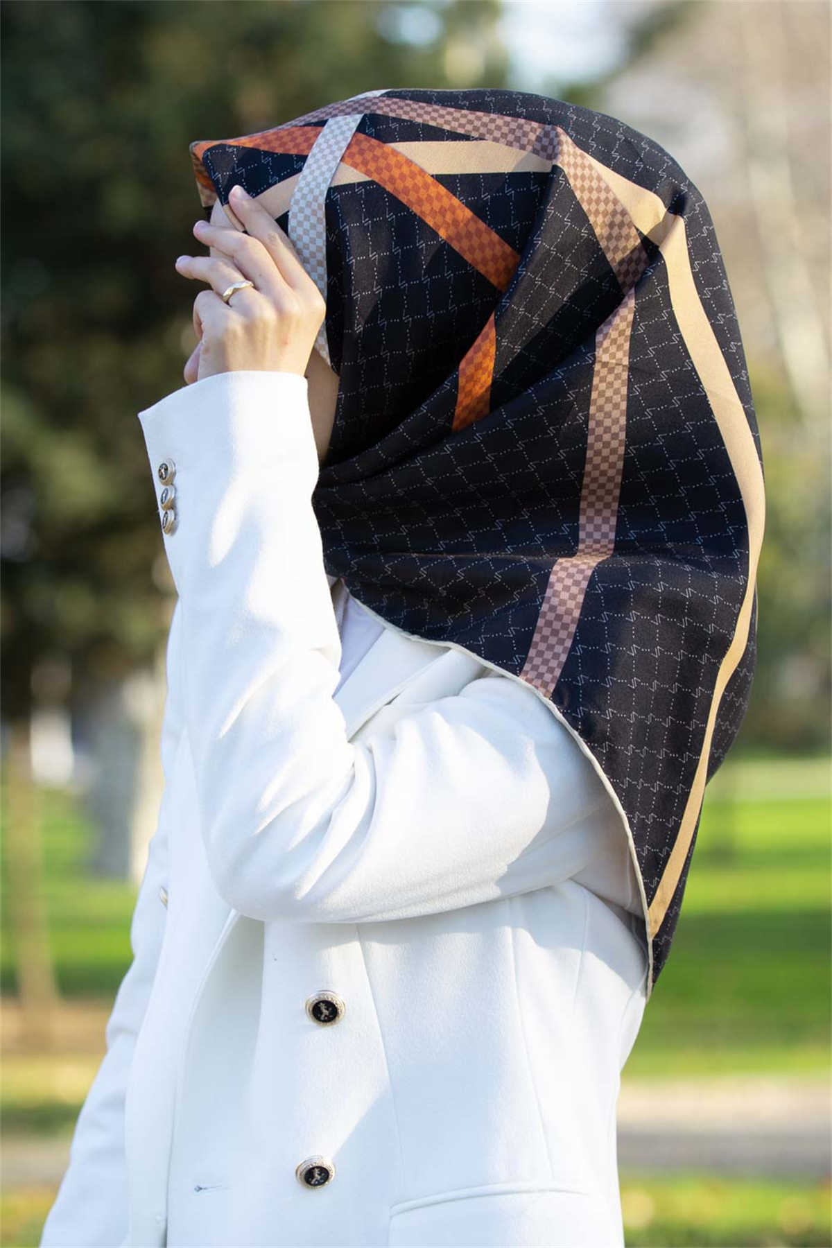 %57 İPEK %43 VİSKON Twill İpek Monogram Ve Şerit Desenli Siyah - Taba Renkli 90x90 Eşarp Dikim Şekli : El Dikişi