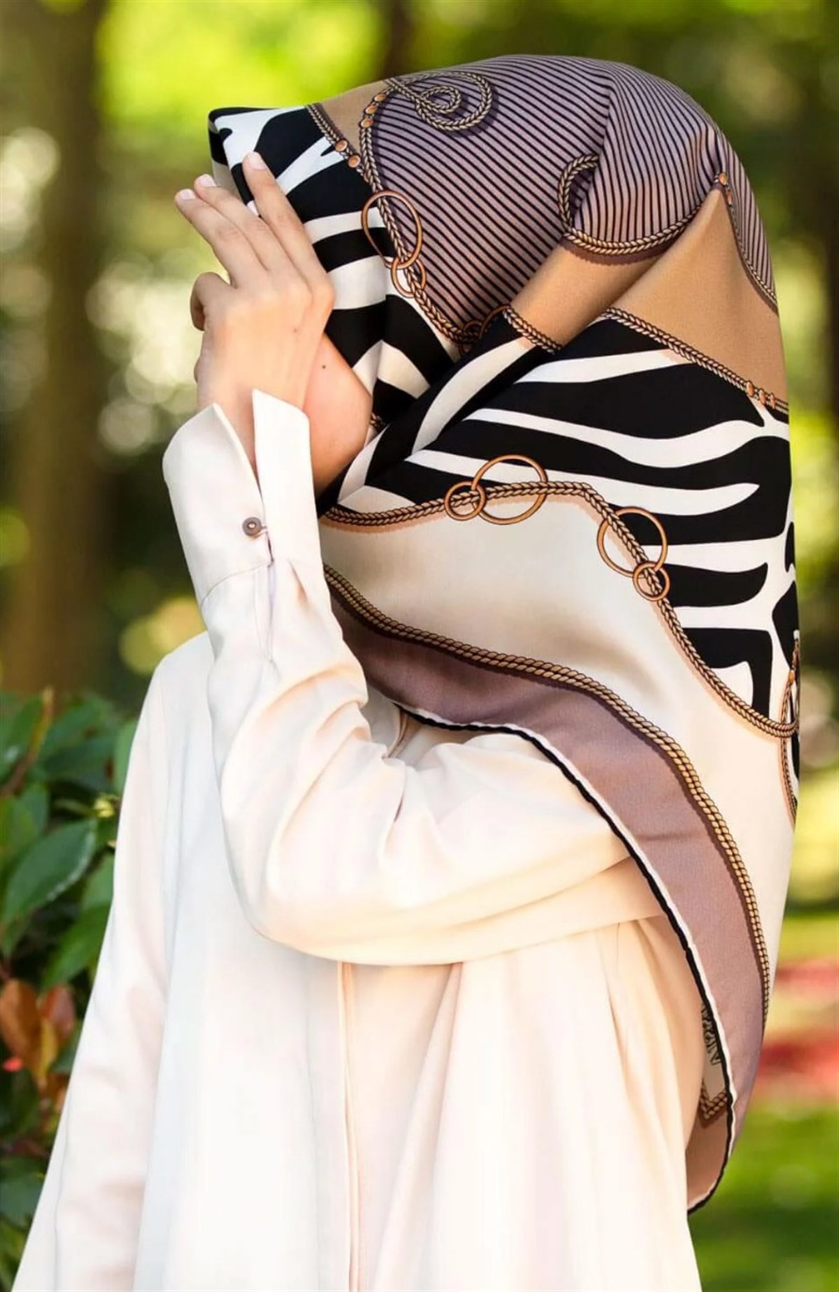 %100 Twill İpek Zincirli Ve Zebra Desenli Pudra - Bej Renkli 90x90 Eşarp Dikim Şekli : El Dikişi