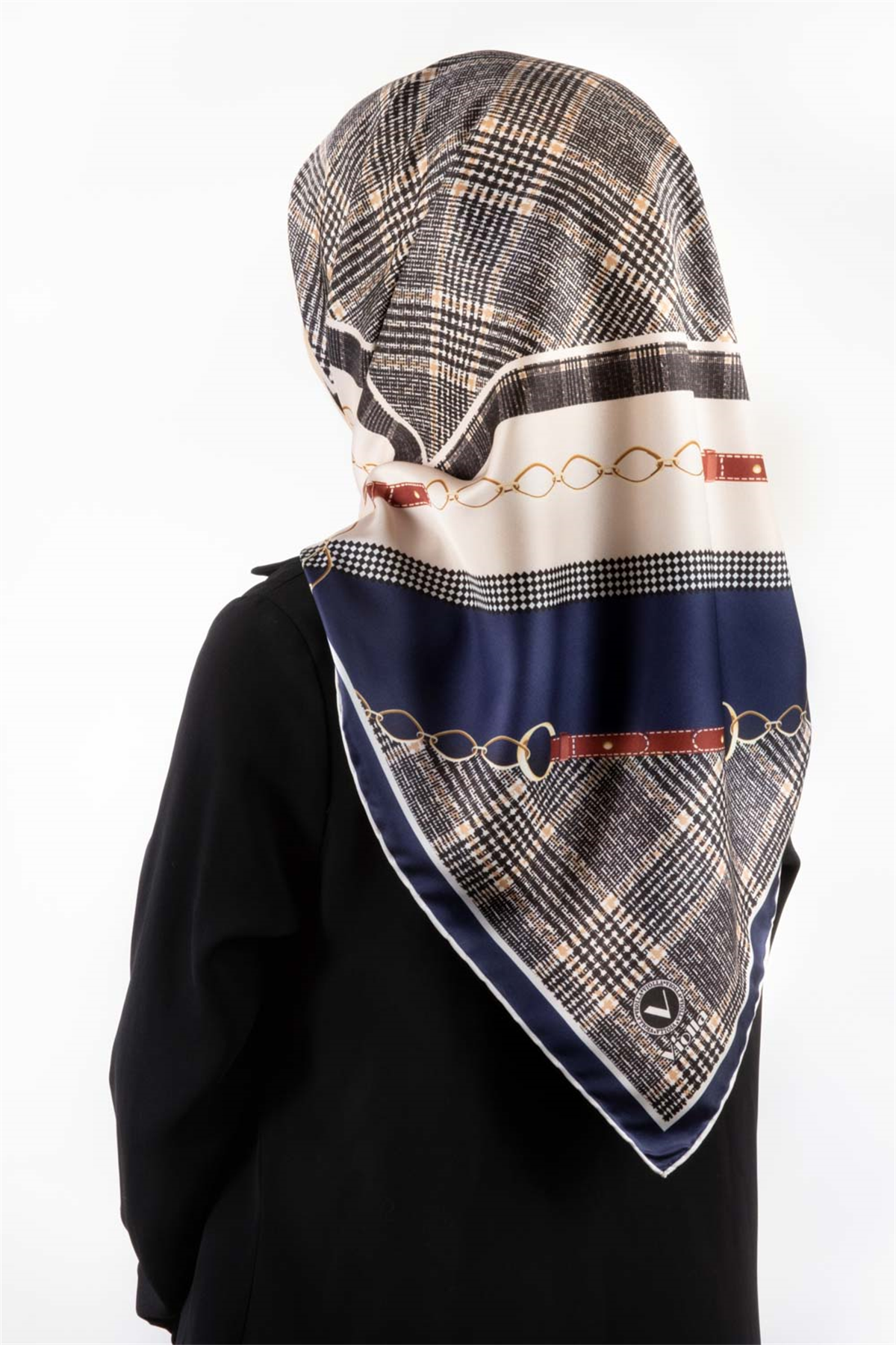 Twill Kemer ve Zincir Detaylı Ekose Desenli Lacivert Renkli 90x90 Eşarp (İpek İçermez) Kenar Dikiş Şekli El Dikişli