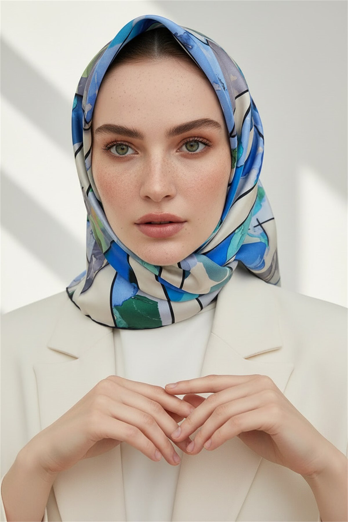 %100 Twill İpek Bahar Çiçekleri Desenli Bebe Mavisi - İndigo Renkli 90x90 Eşarp Kenar Dikiş Şekli El Dikişli