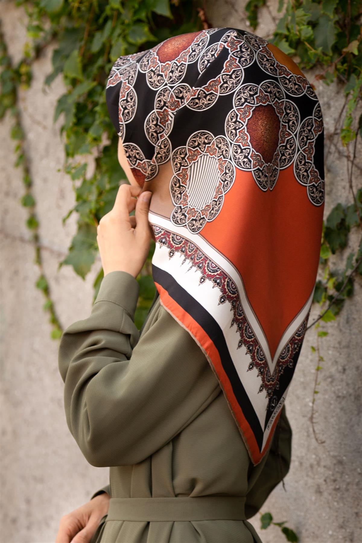 %100 Twill Türk Motifi  Desenli Bej - Taba Renkli 90x90 Eşarp Dikim Şekli: El Dikişi