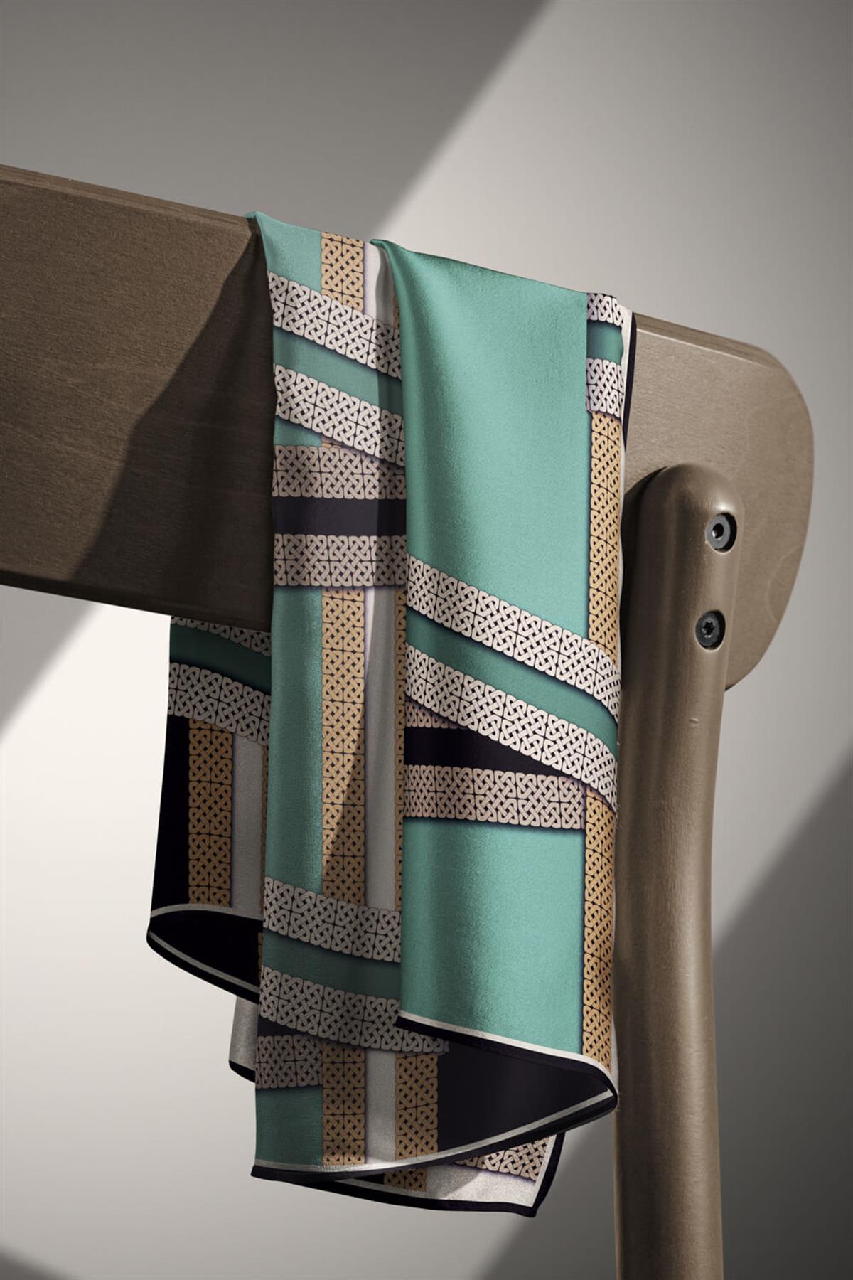 %100 Twill İpek Geometrik Desenli Siyah - Mint Yeşili Renkli 90x90 Eşarp Dikim Şekli : El Dikişi