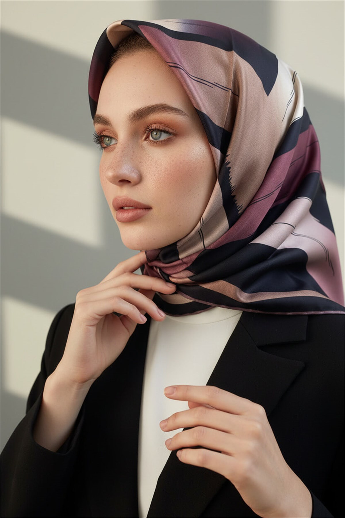 %100 Twill İpek Geometrik Fırça İzi Desenli Siyah - Gül Kurusu Renkli 90x90 Eşarp Dikim Şekli : El Dikişi
