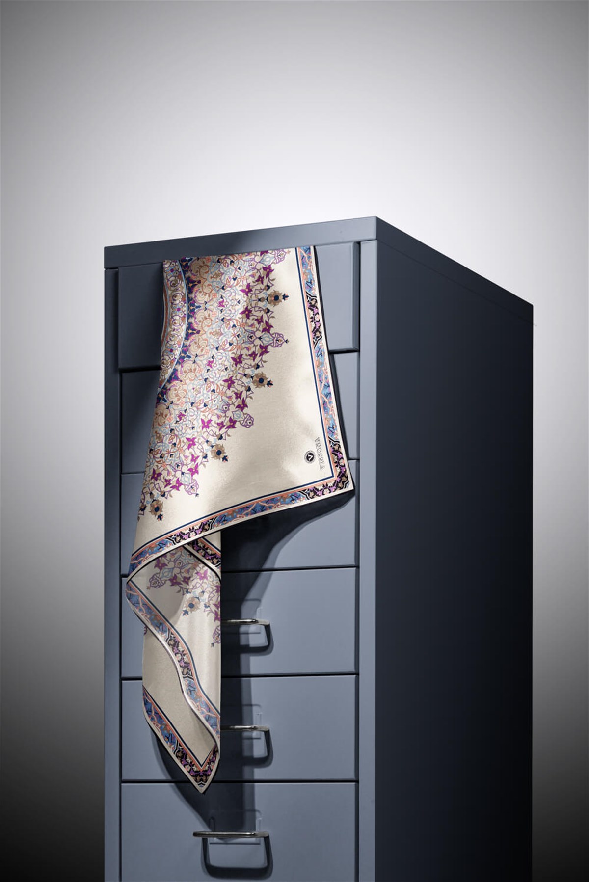 %100 Twill İpek Şal Desenli İndigo Renkli 90x90 Eşarp Dikim Şekli : El Dikişi