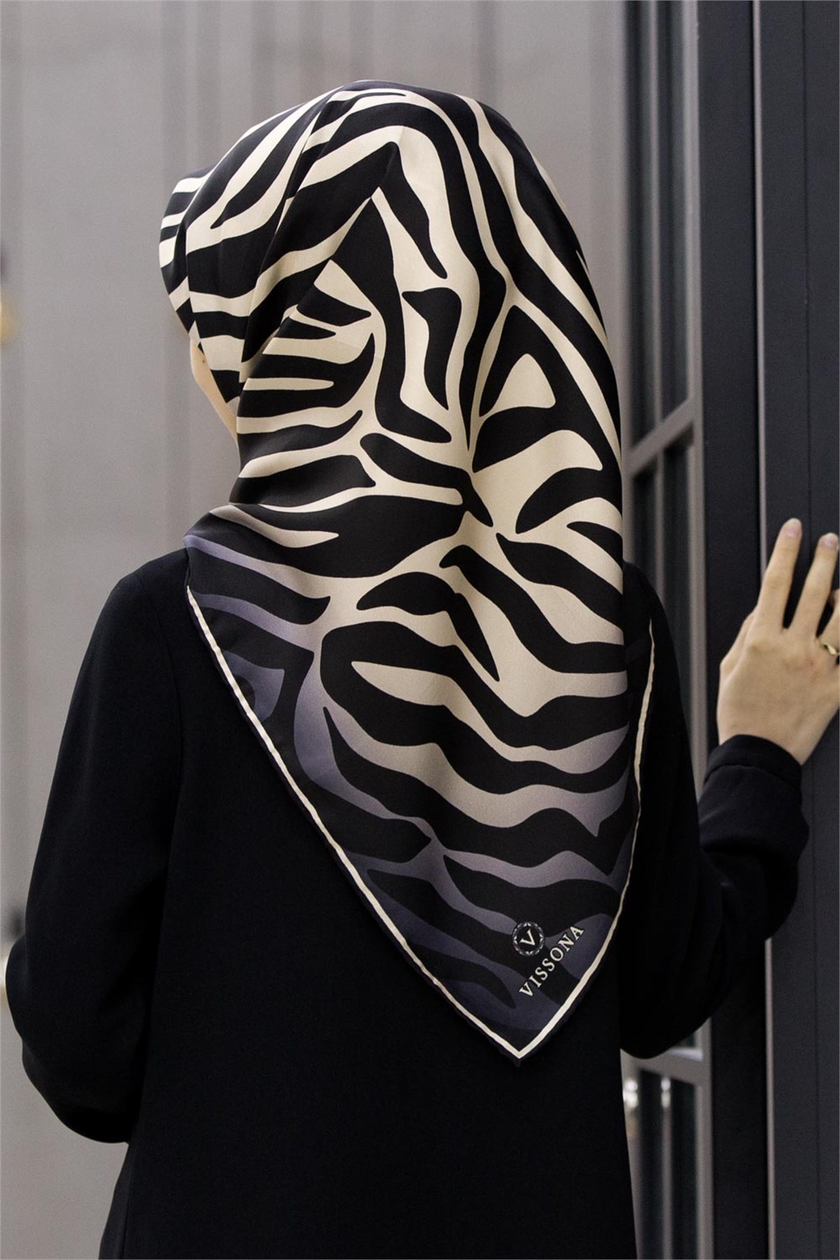 %100 Twill İpek Zebra Desenli Krem - Siyah Renkli 90x90 Eşarp Dikim Şekli : El Dikişi