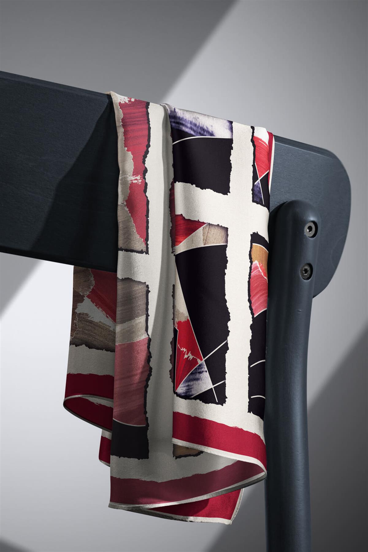 %100 Twill İpek Geometrik Desenli Bordo - Bej Renkli 90x90 Eşarp Dikim Şekli : El Dikişi