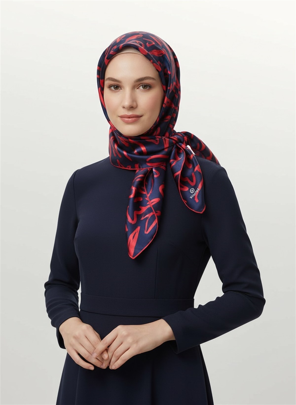 %100 Twill İpek Büyük Çiçek Desenli Lacivert - Kırmızı Renkli 90x90 Eşarp Dikim Şekli : El Dikişi