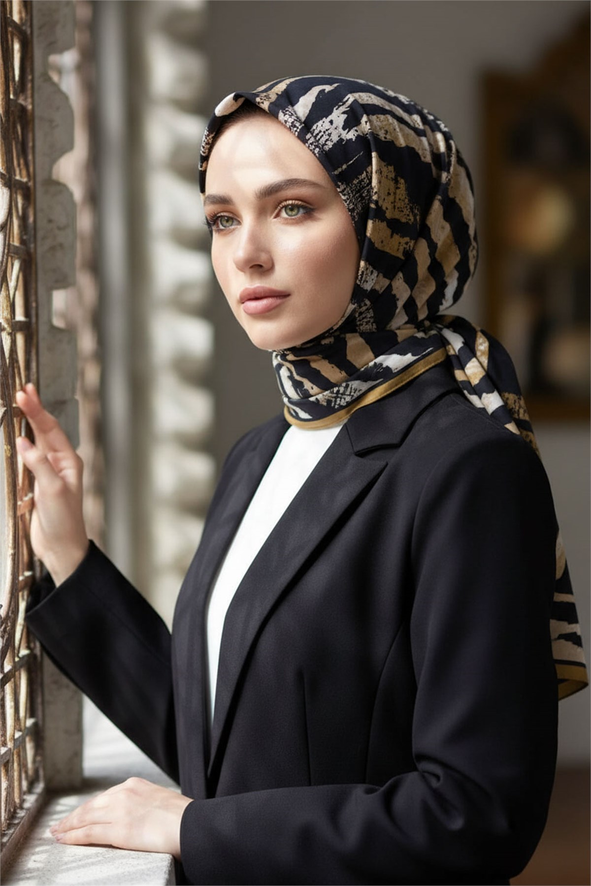 KREP ZEBRA DESENLİ GOLD - SİYAH RENKLİ 75X195 KIRIŞMAZ ŞAL
