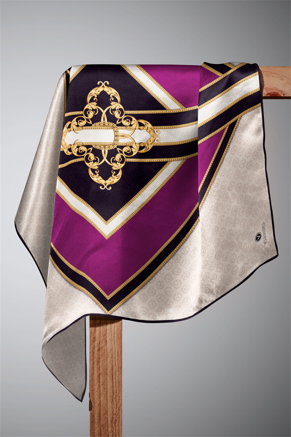 %100 Twill İpek Monogram ve Barok Desenli Mürdüm - Krem Renkli 90x90 Eşarp Dikim Şekli : El Dikişi