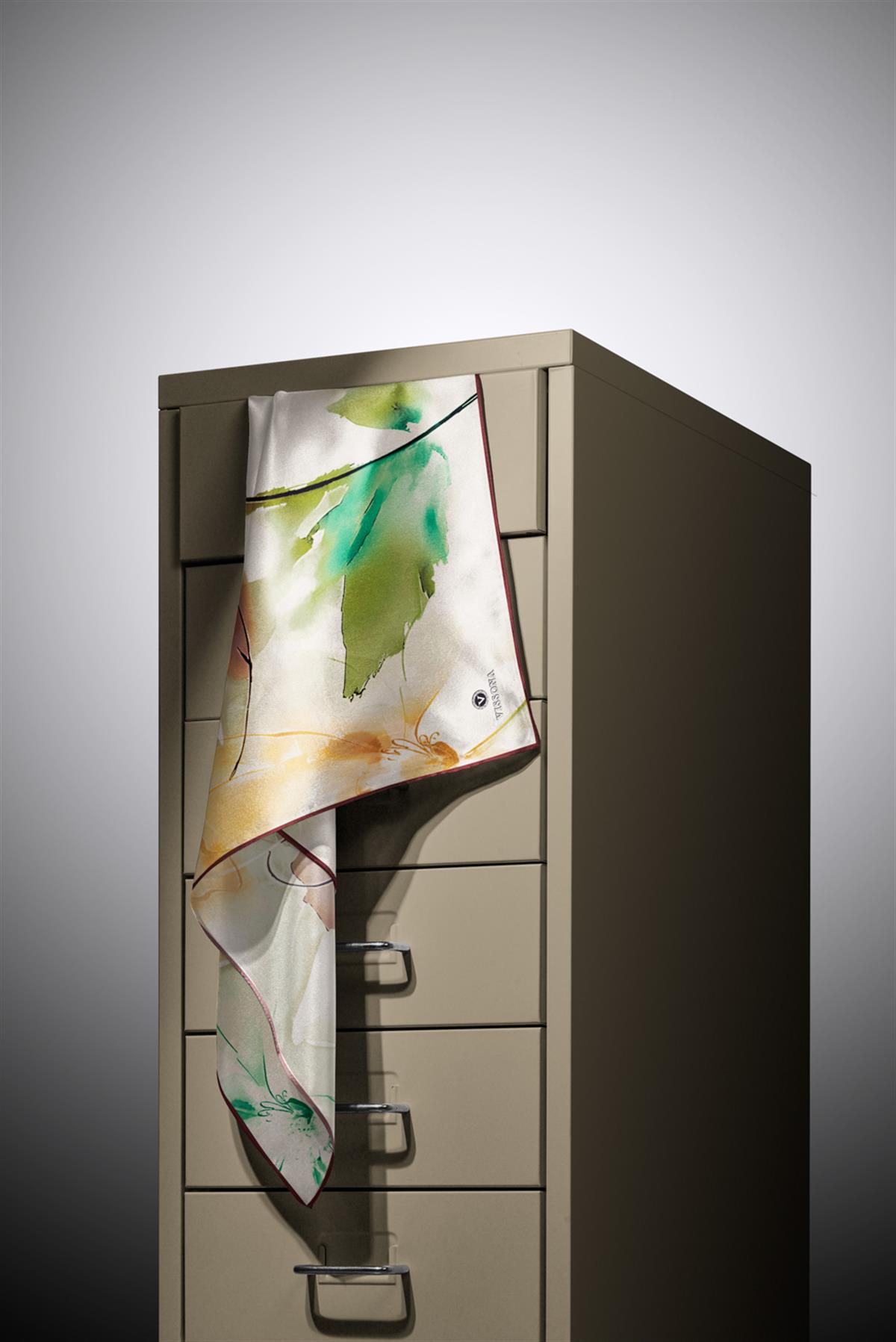 %100 Twill İpek Sulu Boya Çiçek Desenli Vizon Renkli 90x90 Eşarp Dikim Şekli : El Dikişi