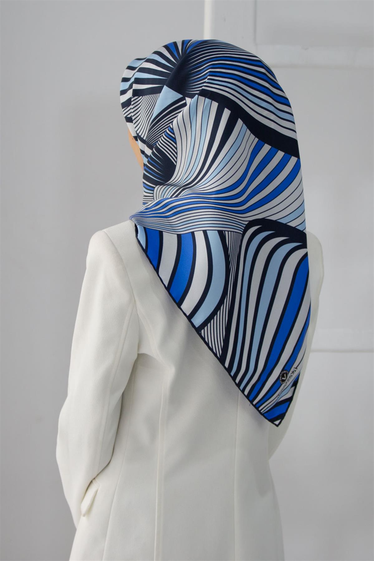 %100 Twill İpek Okyanus Dalgası Desenli Lacivert - İndigo Renkli 90x90 Eşarp Kenar Dikiş Şekli El Dikişli