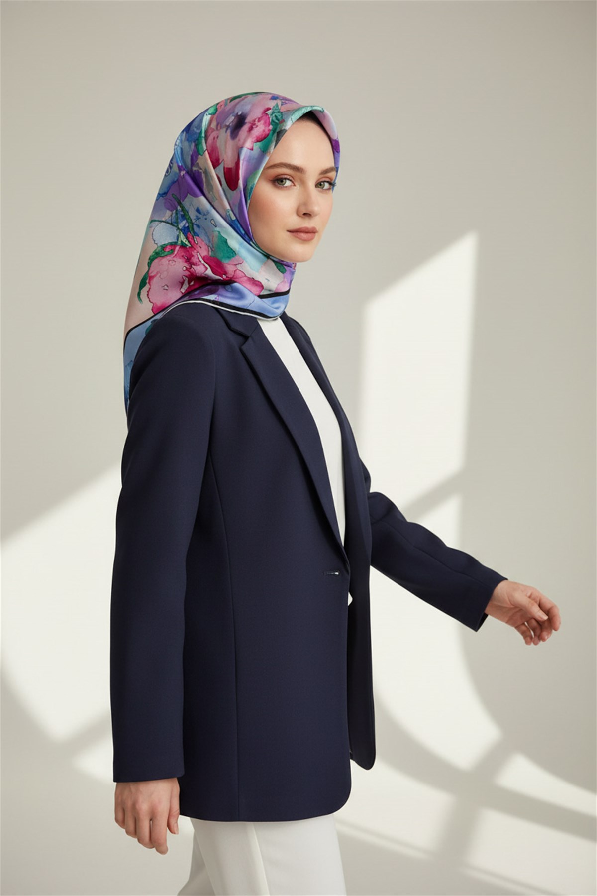 %100 Twill İpek Sulu Boyalı Çiçek Desenli Bebe Mavisi - Pembe Renkli 90x90 Eşarp Dikim Şekli : El Dikişi