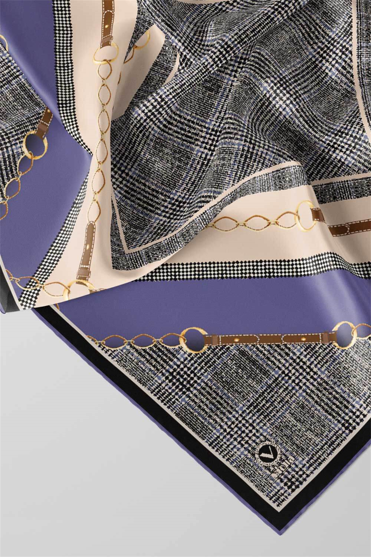 Twill Kemer ve Zincir Detaylı Ekose Desenli İndigo Renkli 90x90 Eşarp (İpek İçermez) Kenar Dikiş Şekli El Dikişli