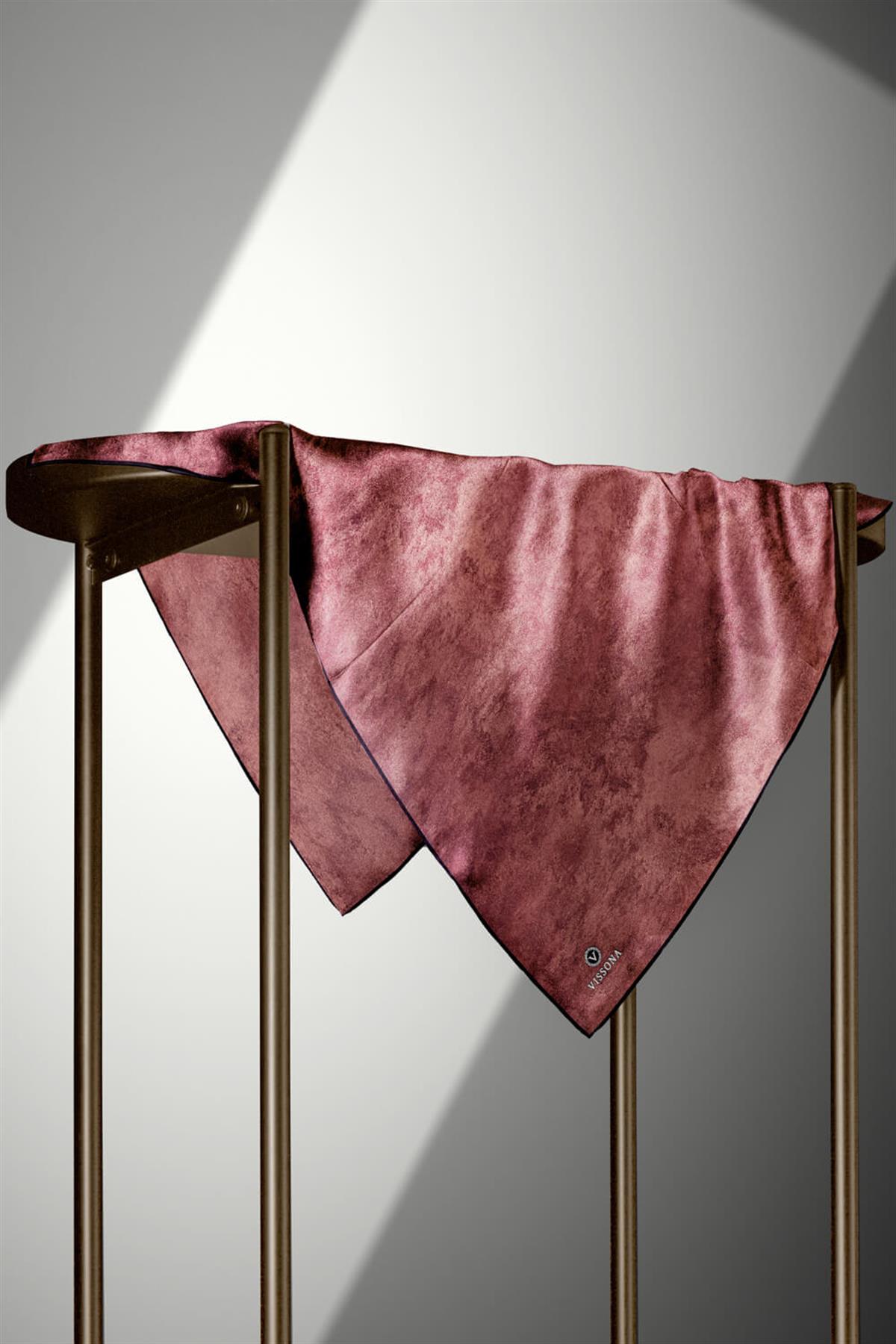 % 57 İPEK % 43 VİSKON Twill İpek Doku Desenli Gül Kurusu Renkli 90x90 Eşarp Dikim Şekli : El Dikişi