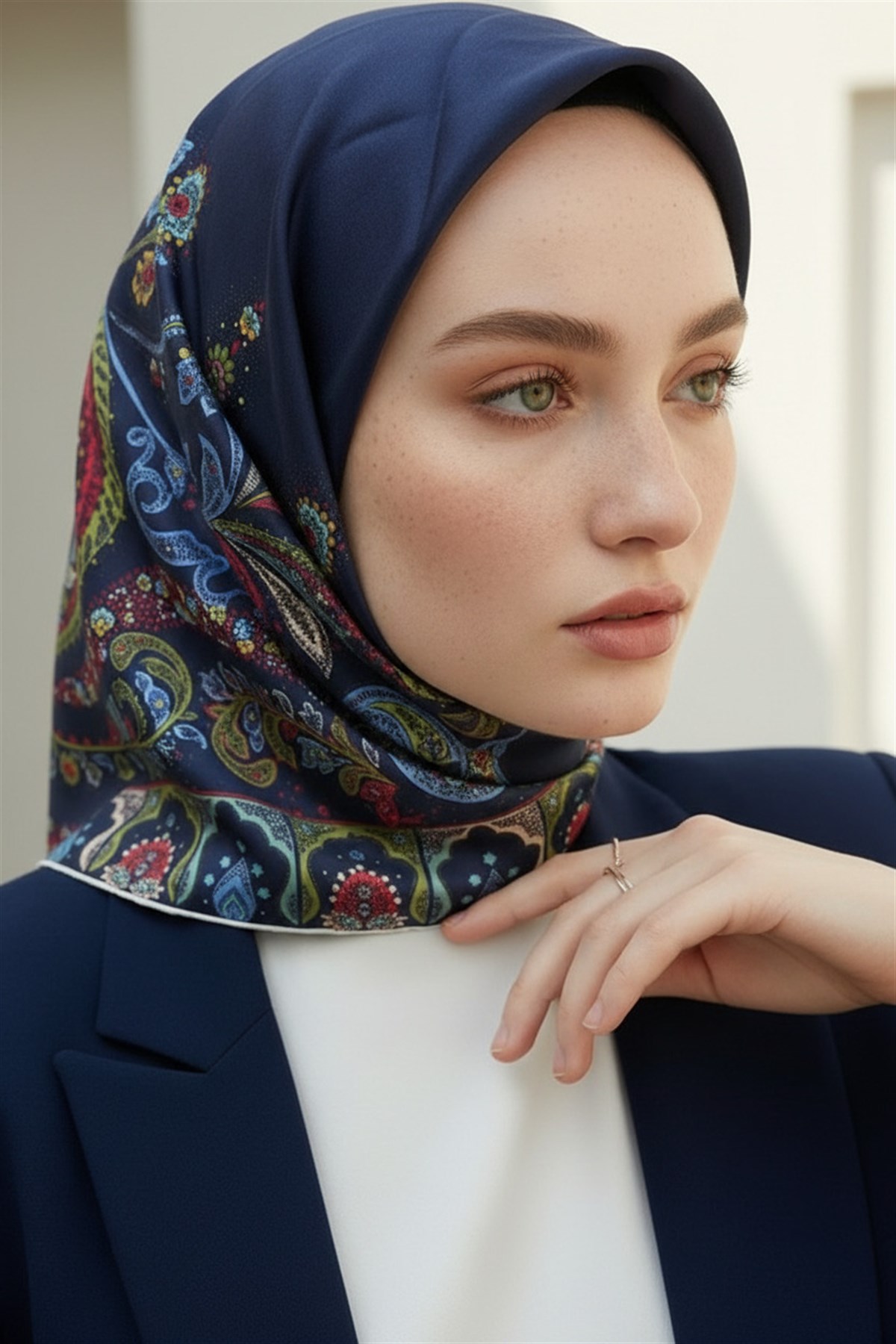 100% Twill İpek Etnik Desenli Lacivert - Bordo Renkli 90x90 Dikim Şekli : El Dikişi Eşarp
