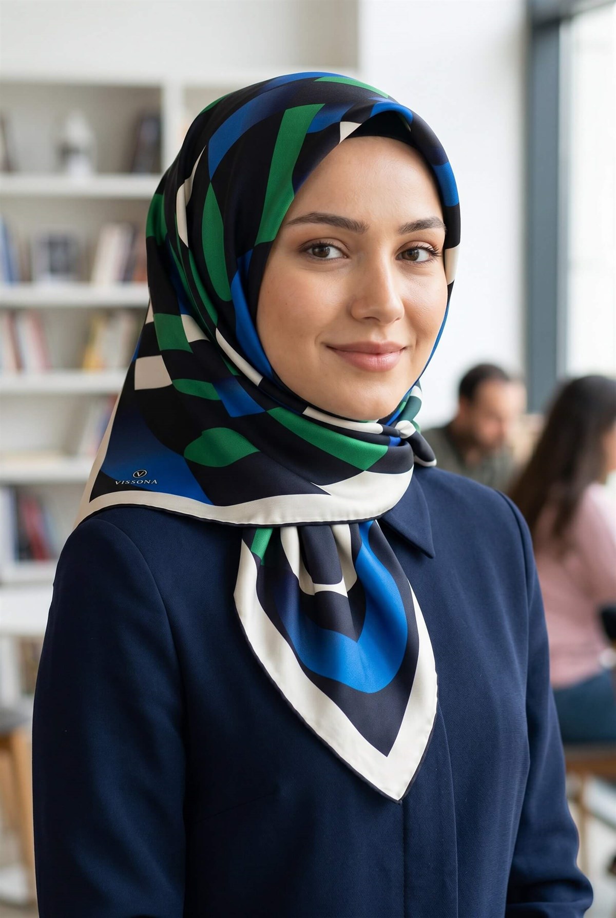 %100 Twill İpek Geometrik Desenli Zümrüt Yeşili - Saks Renkli 90x90 Eşarp Dikim Şekli : El Dikişi
