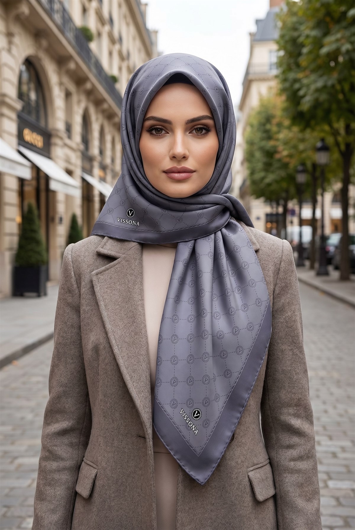 %100 Twill İpek Monogram Desenli Füme Renkli 90x90 Eşarp Dikim Şekli : El Dikişi