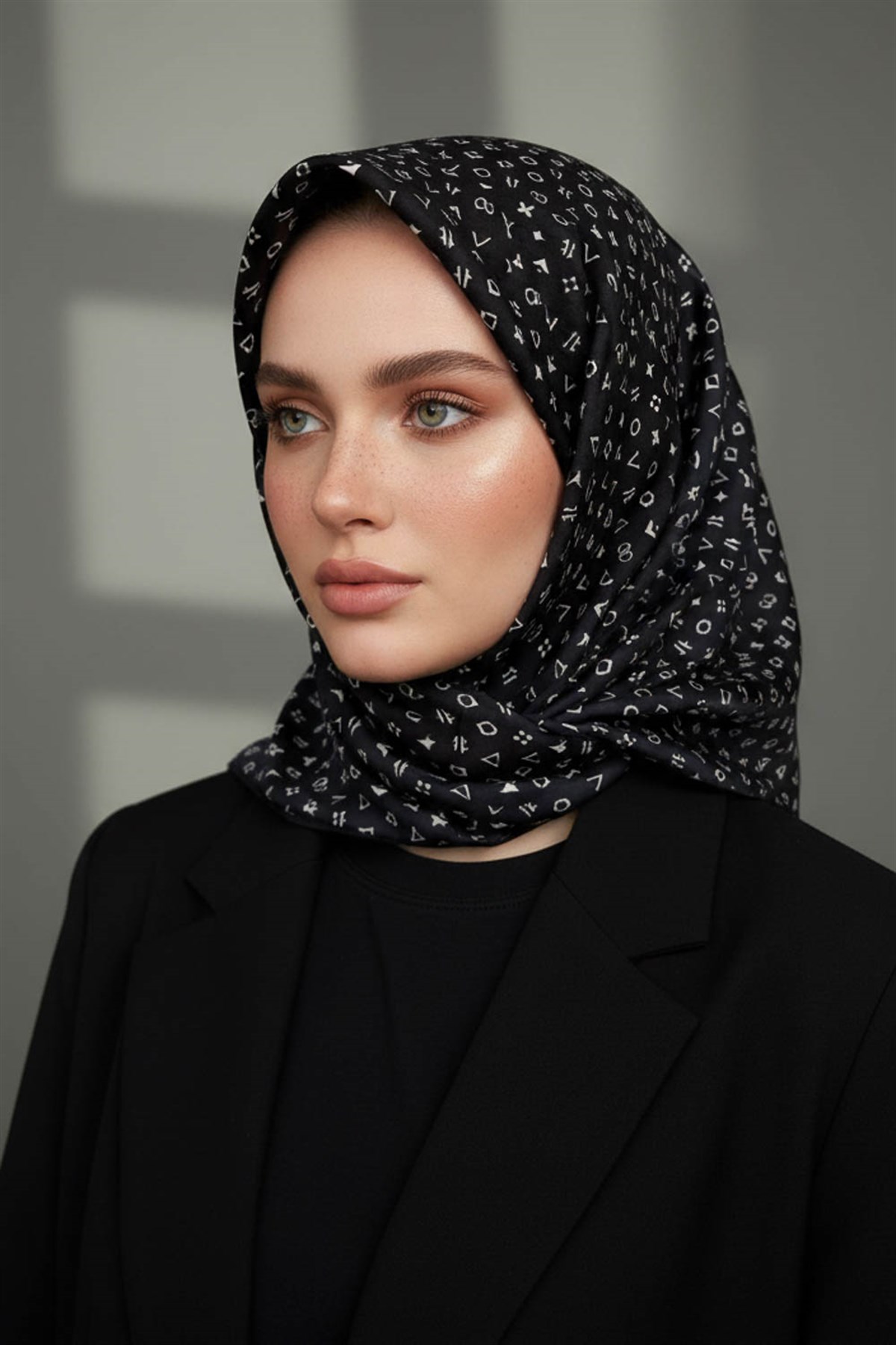 %100 Twill İpek Çıtır Motif Desenli Siyah - Krem Renkli 90x90 Eşarp Dikim Şekli : El Dikişi