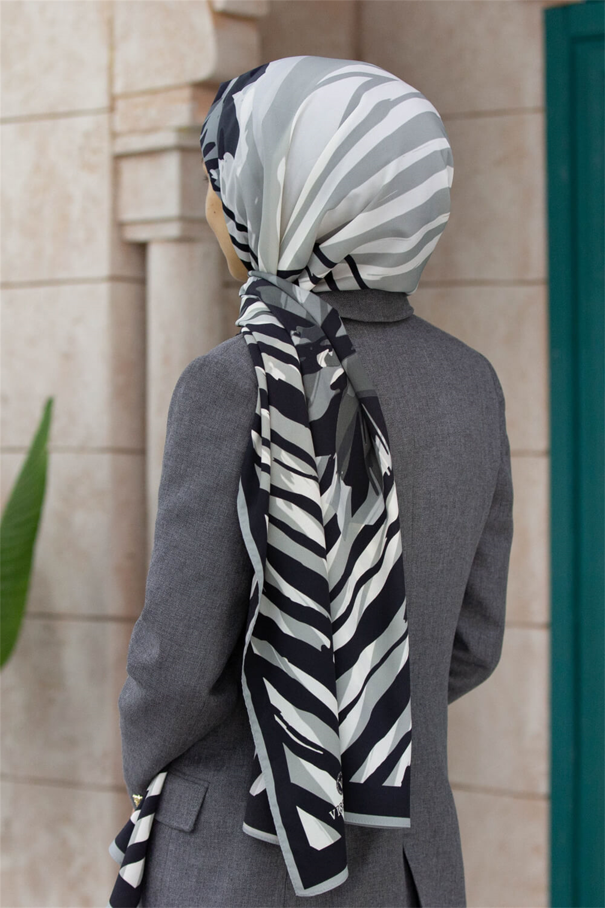 LÜKS MEDİNE İPEĞİ ZEBRA VE ÇİÇEK DESENLİ GÜMÜŞ RENKLİ 75X195 KIRIŞMAZ ŞAL MOSS KREP DİKİŞ TİPİ İTALYAN DİKİŞLİ