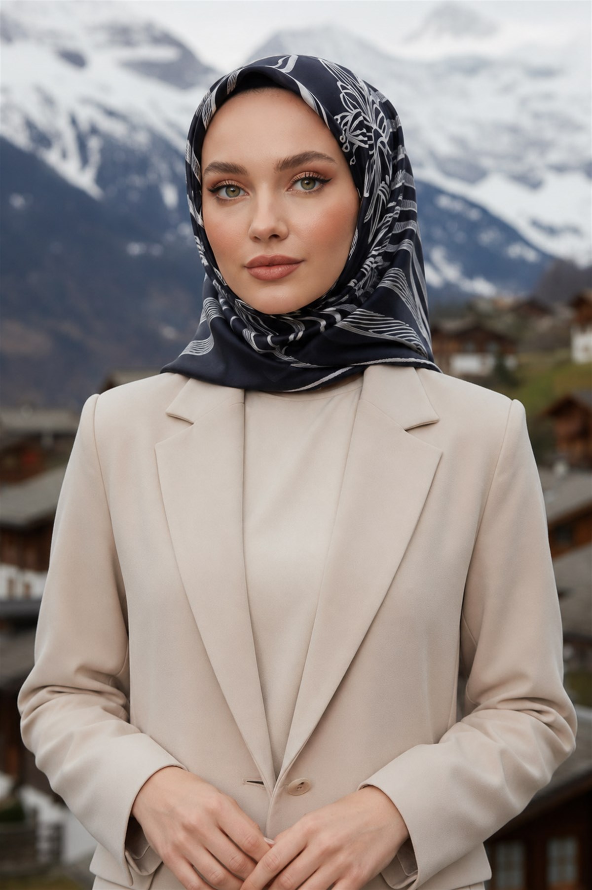 %100 Twill İpek Çizgili Çiçek Desenli Lacivert - Krem Renkli 90x90 Eşarp Dikim Şekli : El Dikişi
